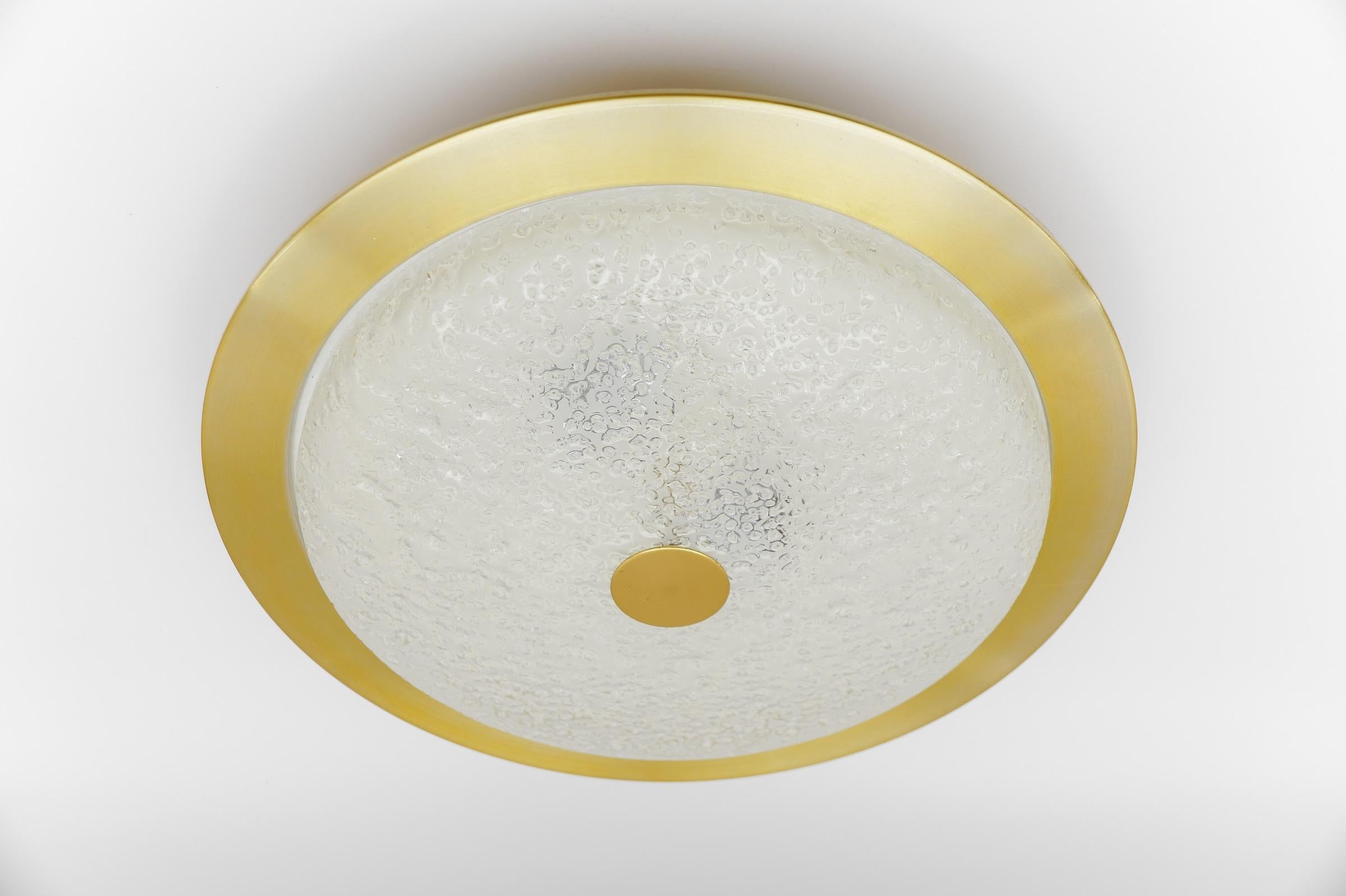 Enorme y elegante lámpara empotrada o aplique de cristal helado esmerilado, años 60 Alemania Alemán en venta