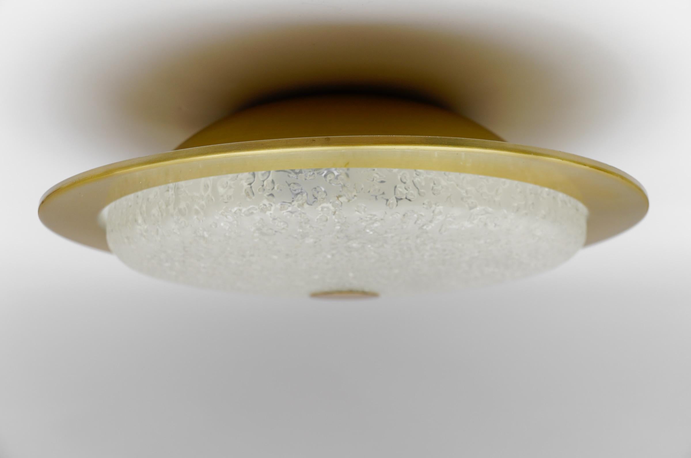 Enorme y elegante lámpara empotrada o aplique de cristal helado esmerilado, años 60 Alemania mediados del siglo XX en venta