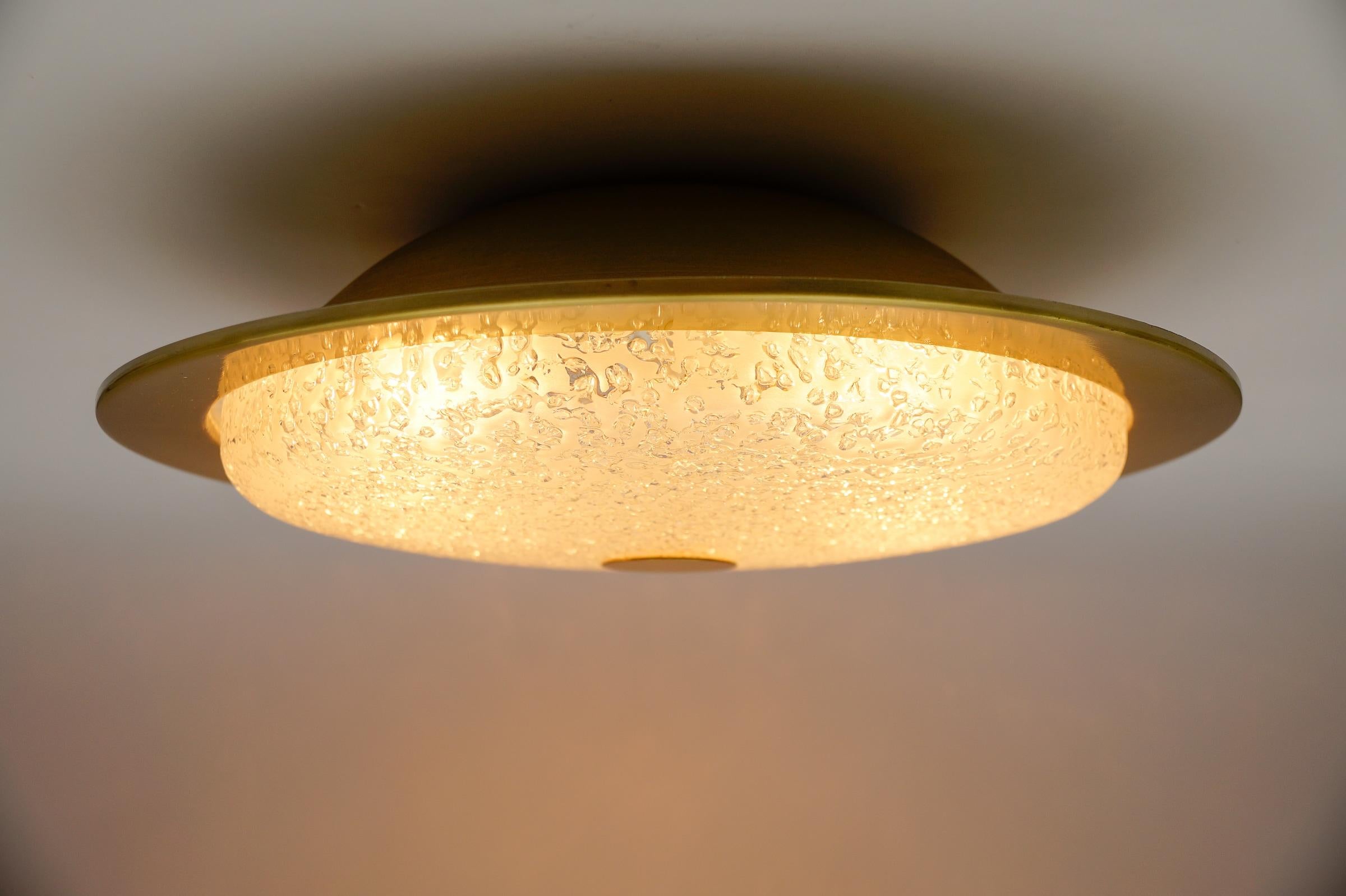 Enorme y elegante lámpara empotrada o aplique de cristal helado esmerilado, años 60 Alemania Metal en venta