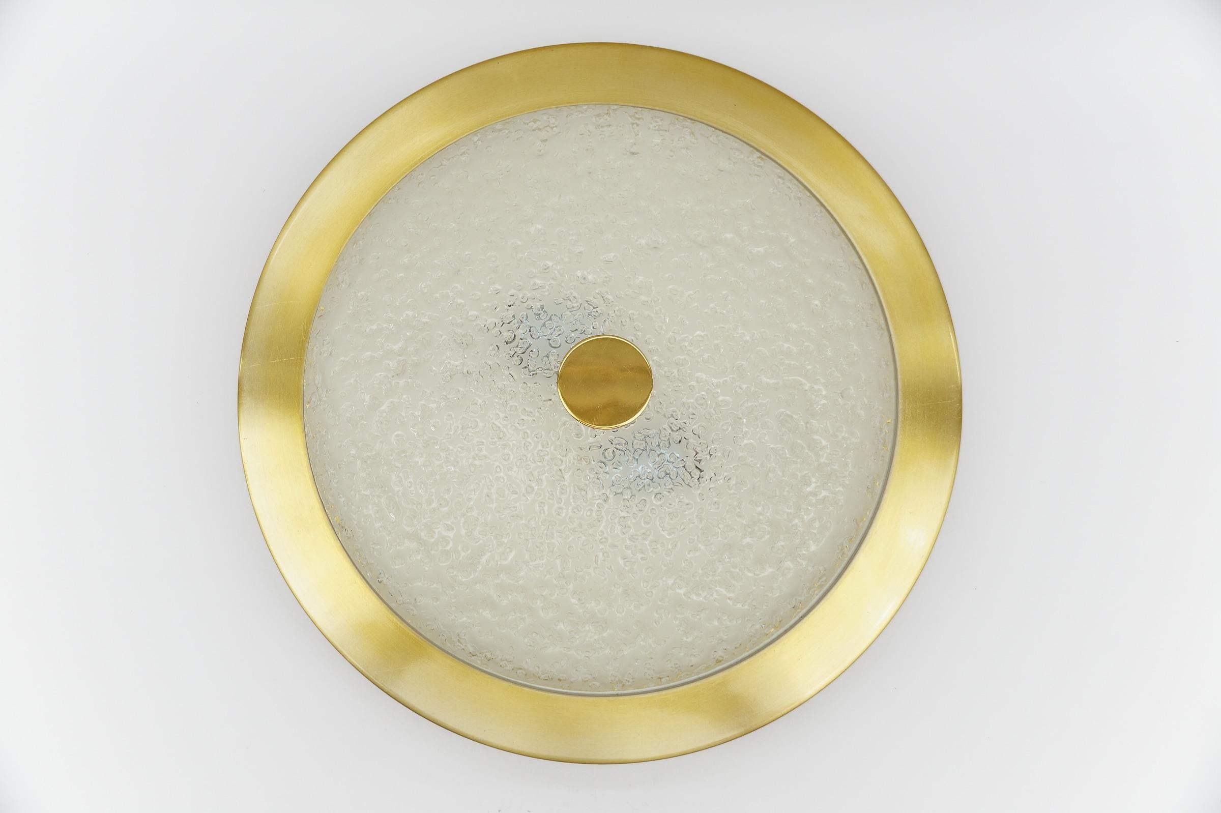 Enorme y elegante lámpara empotrada o aplique de cristal helado esmerilado, años 60 Alemania en venta 1
