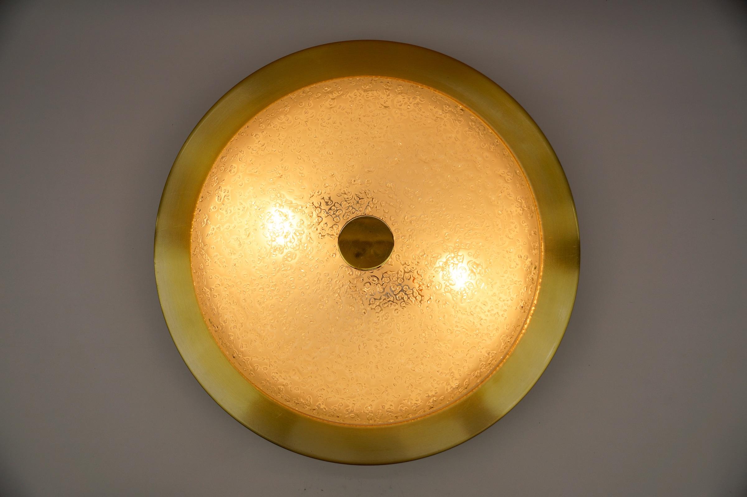 Enorme y elegante lámpara empotrada o aplique de cristal helado esmerilado, años 60 Alemania en venta 2