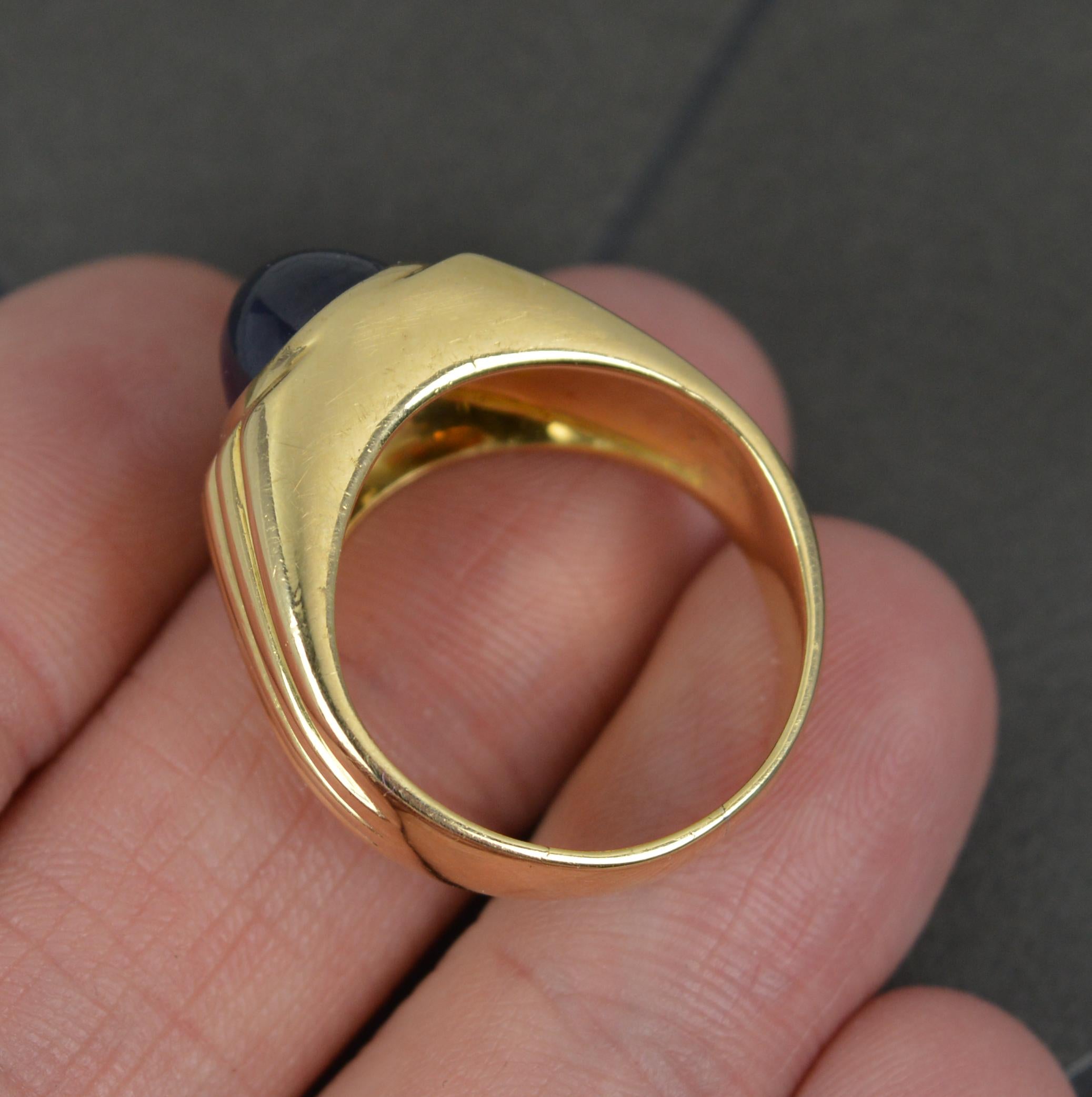 Großer und schwerer Solitär-Ring aus 18 Karat Gelbgold mit Saphir-Cabochon für Damen oder Herren