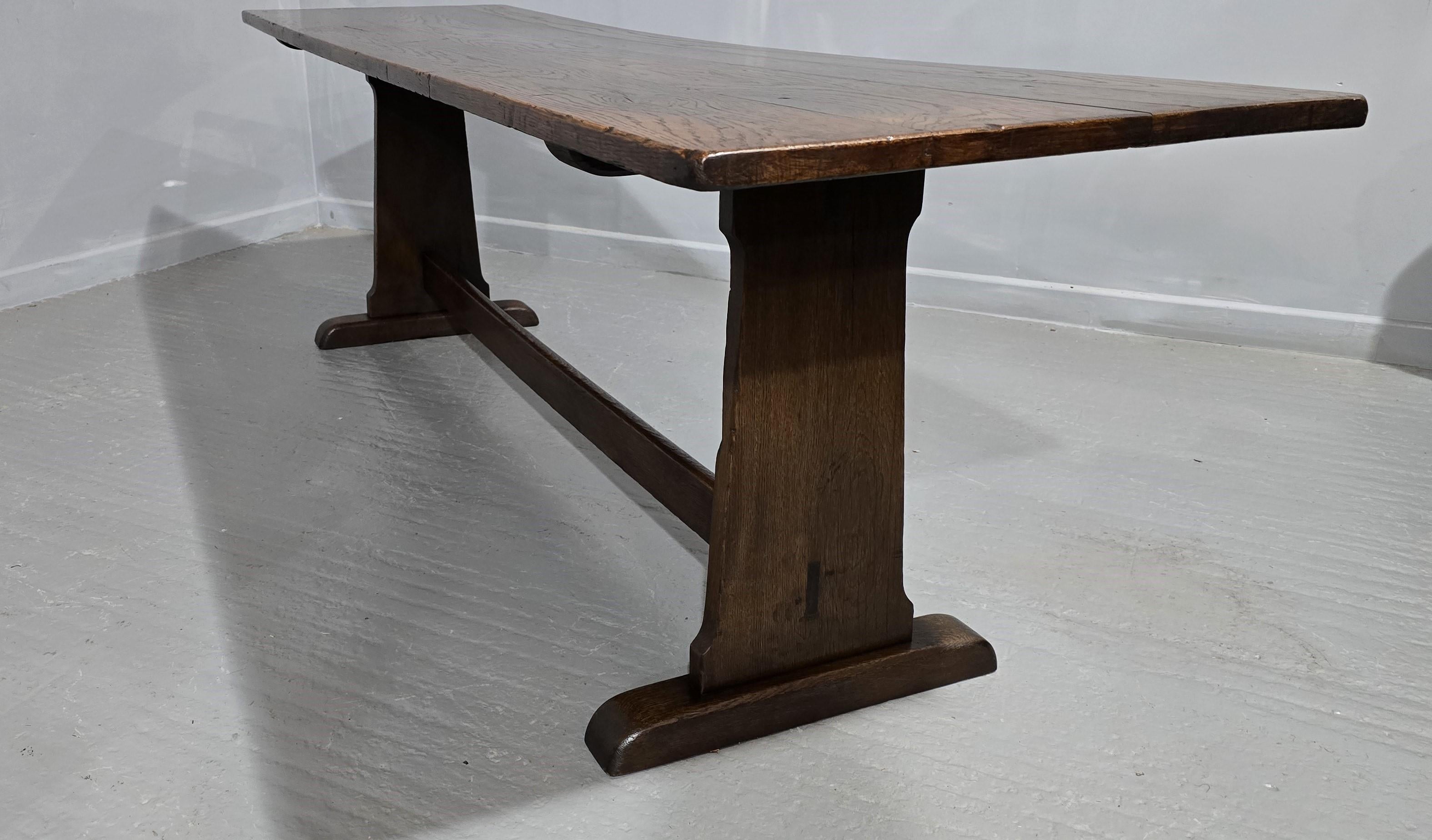 Tavolo da pranzo da cucina in stile rustico, enorme e stretto, in Oak. In condizioni buone in vendita a Swadlincote, GB