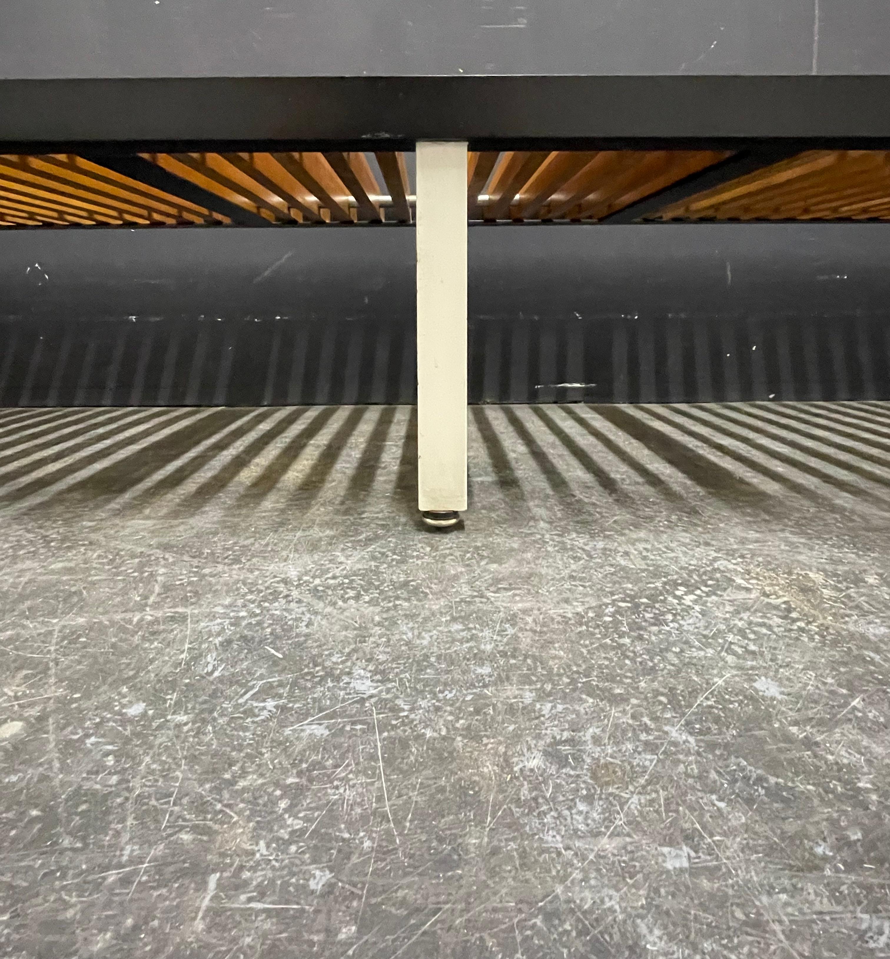 enorme y raro banco george nelson de 251 cm del modular group Metal en venta