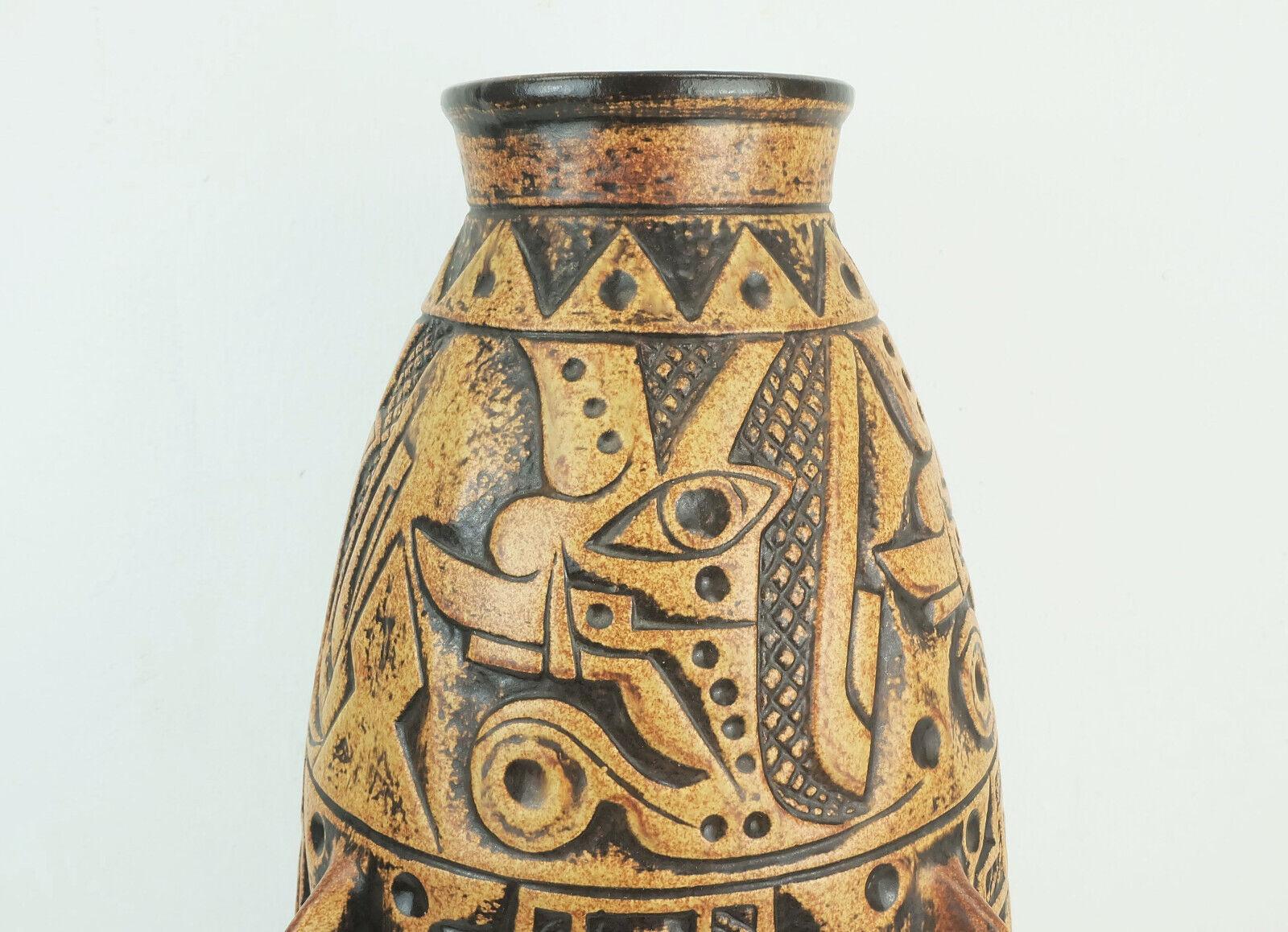 Sehr schöne und seltene Bodenvase aus Keramik aus der Mitte des Jahrhunderts. Hergestellt von Jasba Keramik in den 1960er bis 70er Jahren. Reliefdekor 