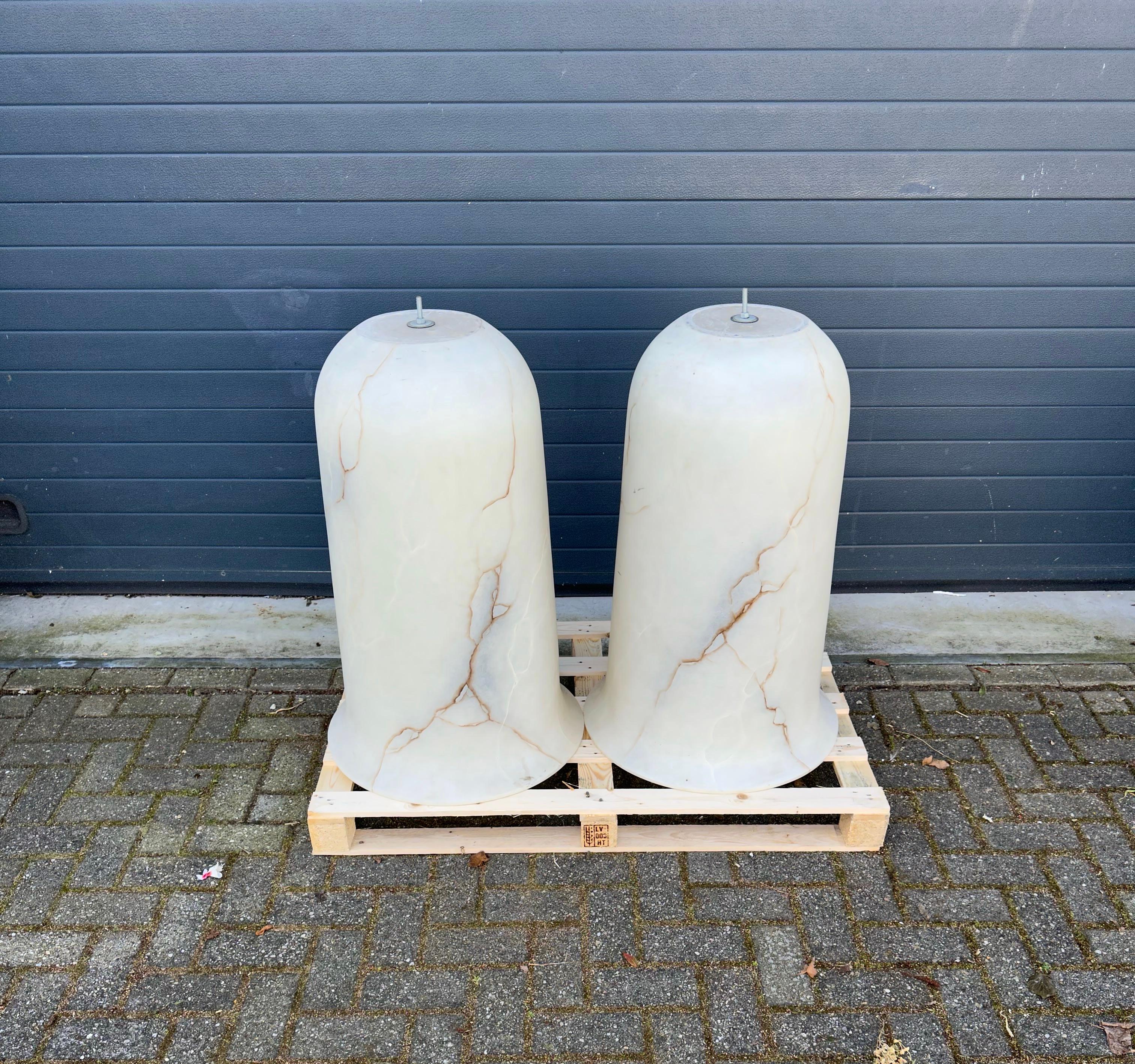 Königliche Größe und einzigartiges Paar weißer alabasterartiger Pendelleuchten mit Adern (Handgefertigt) im Angebot
