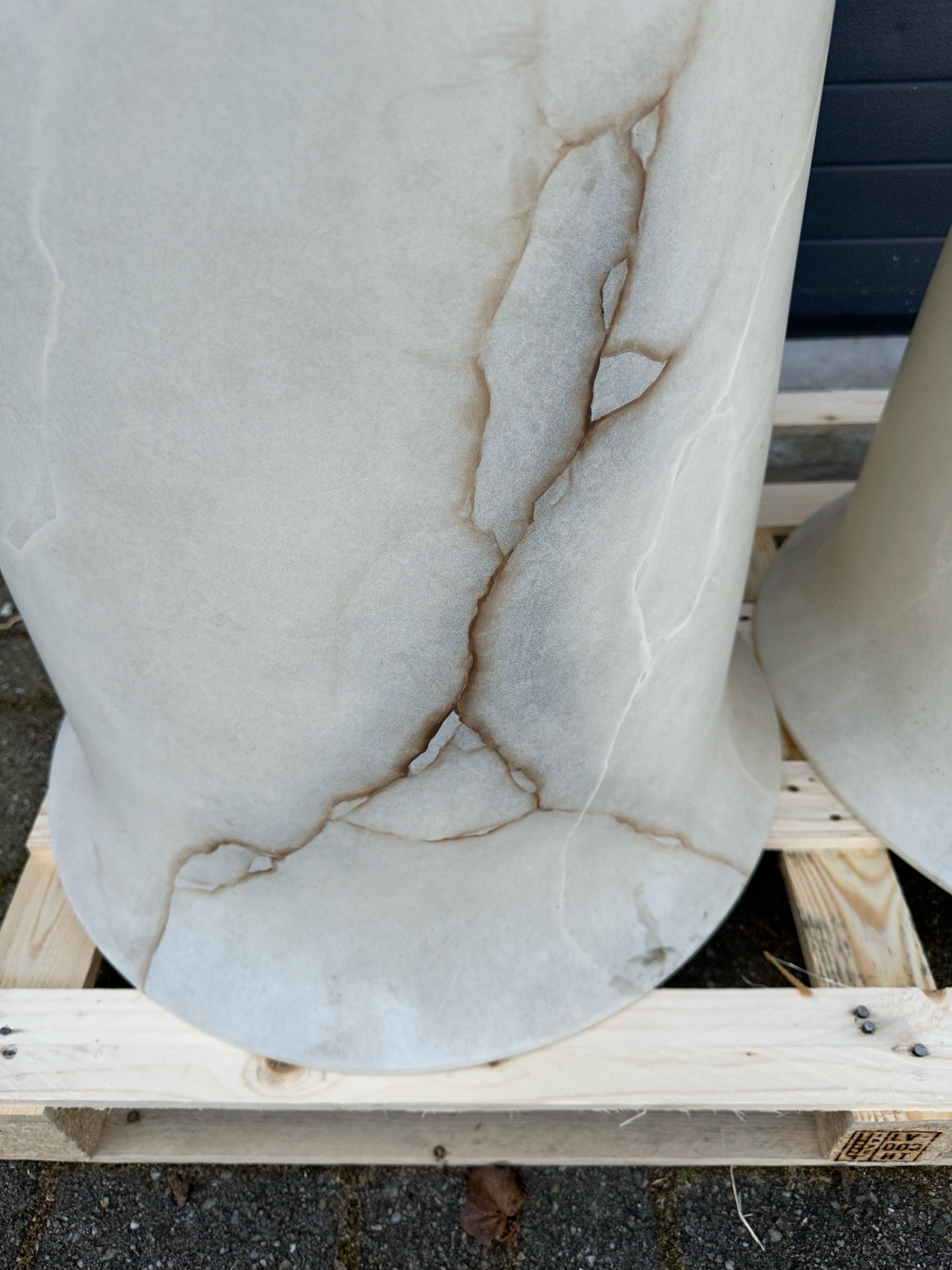 Königliche Größe und einzigartiges Paar weißer alabasterartiger Pendelleuchten mit Adern im Zustand „Gut“ im Angebot in Lisse, NL