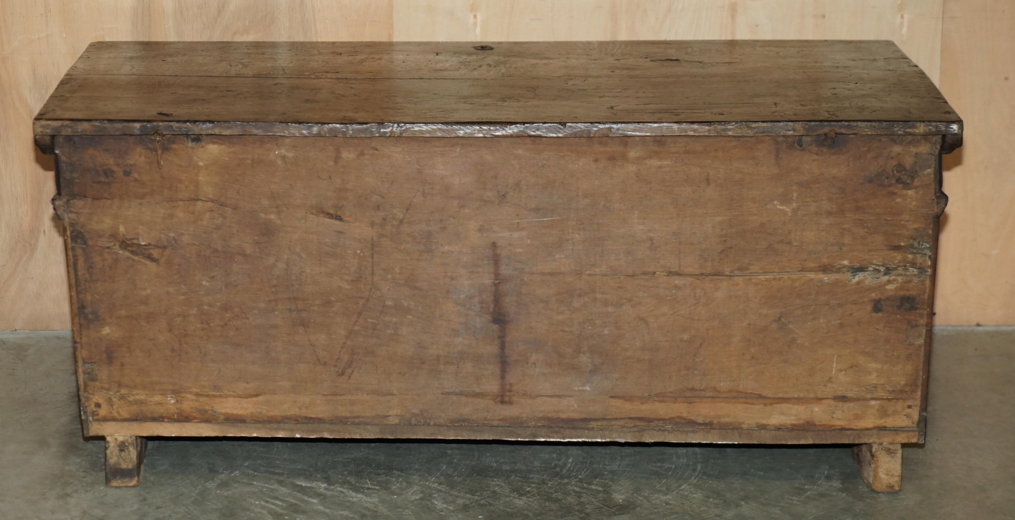 ENORME ANTIGUO 1631 FECHADO TALLADO A MANO EN ROBLE DANÉS BAÚL DE BODA LiNEN TRONCO COFRE en venta 3
