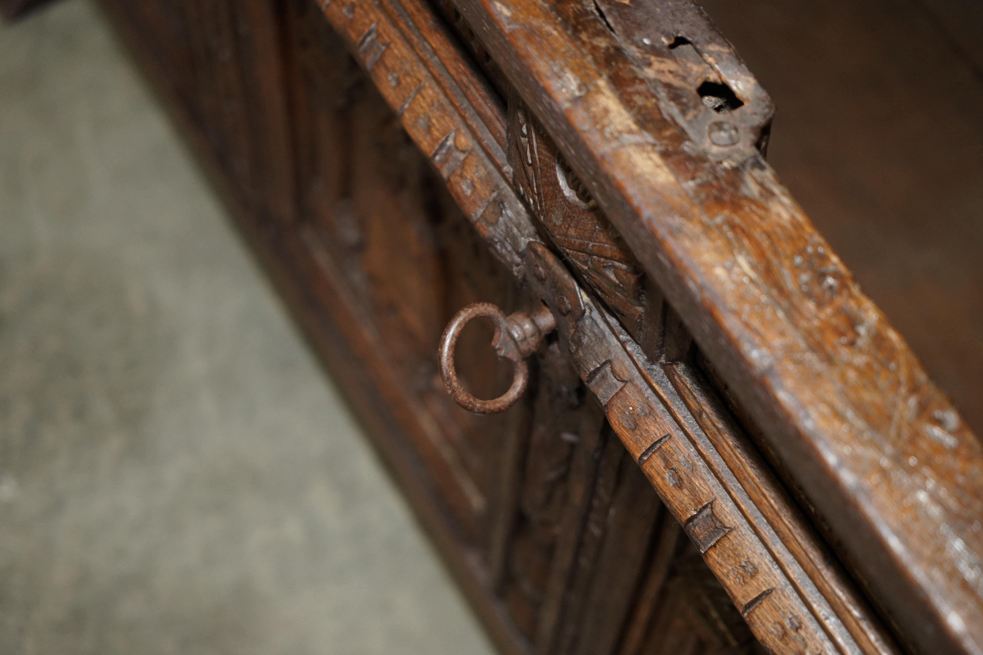 ENORME ANTIGUO 1631 FECHADO TALLADO A MANO EN ROBLE DANÉS BAÚL DE BODA LiNEN TRONCO COFRE en venta 10