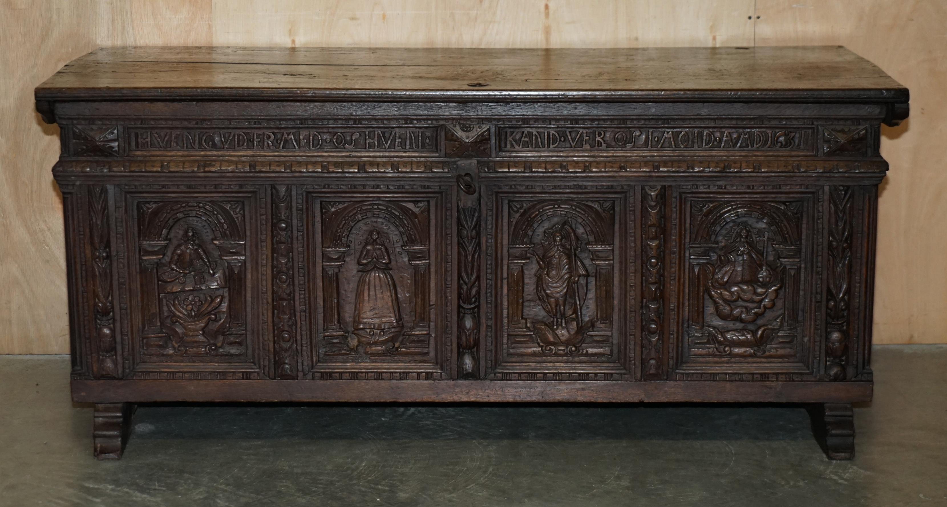 Antigüedades de la Casa Real

Royal House Antiques se complace en poner a la venta este exquisito baúl o cofre antiguo de roble danés macizo tallado a mano, fechado en 1631. 

Por favor, tenga en cuenta que la tarifa de entrega indicada es sólo una
