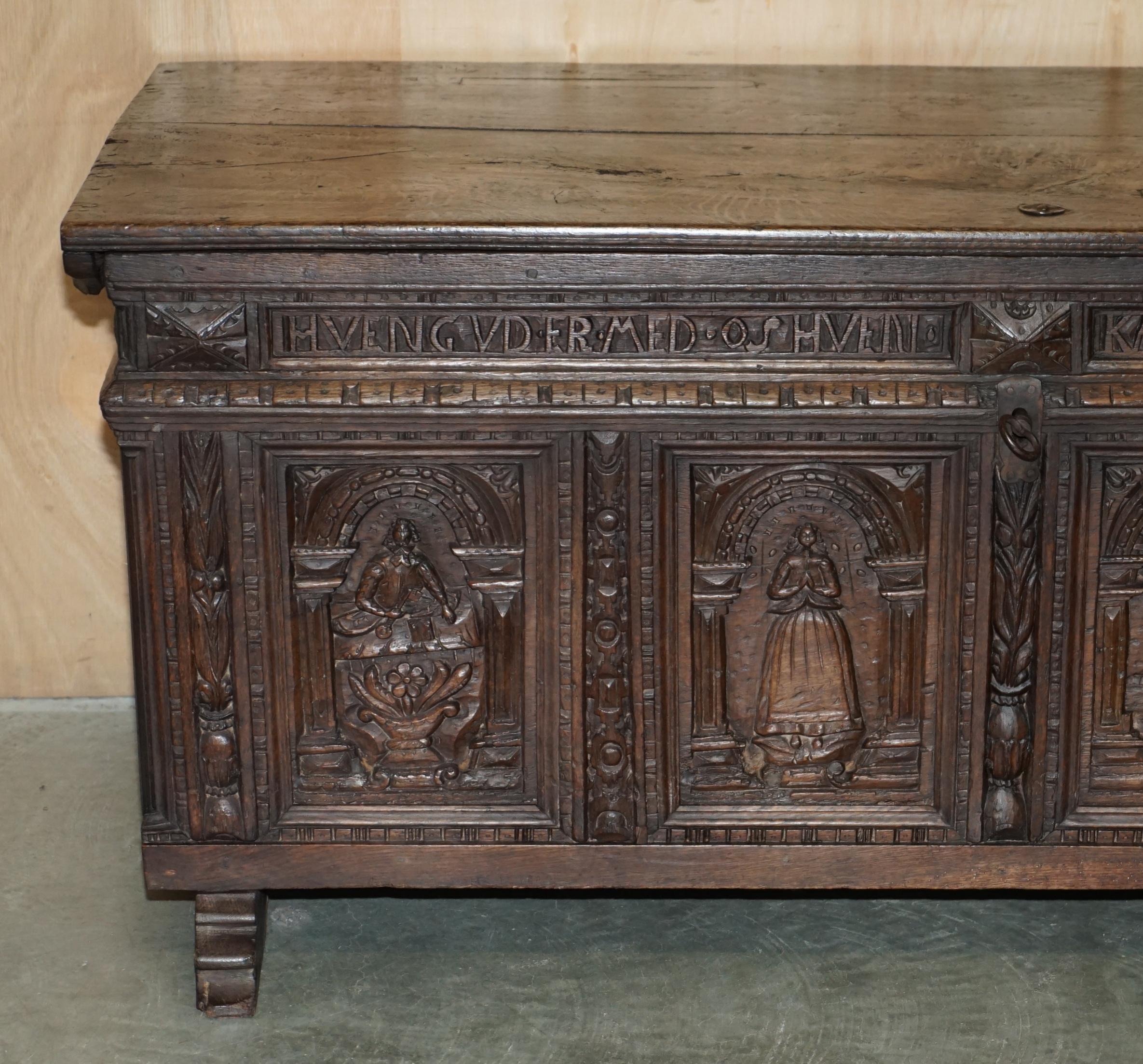 ENORME ANTIGUO 1631 FECHADO TALLADO A MANO EN ROBLE DANÉS BAÚL DE BODA LiNEN TRONCO COFRE Carlos II en venta