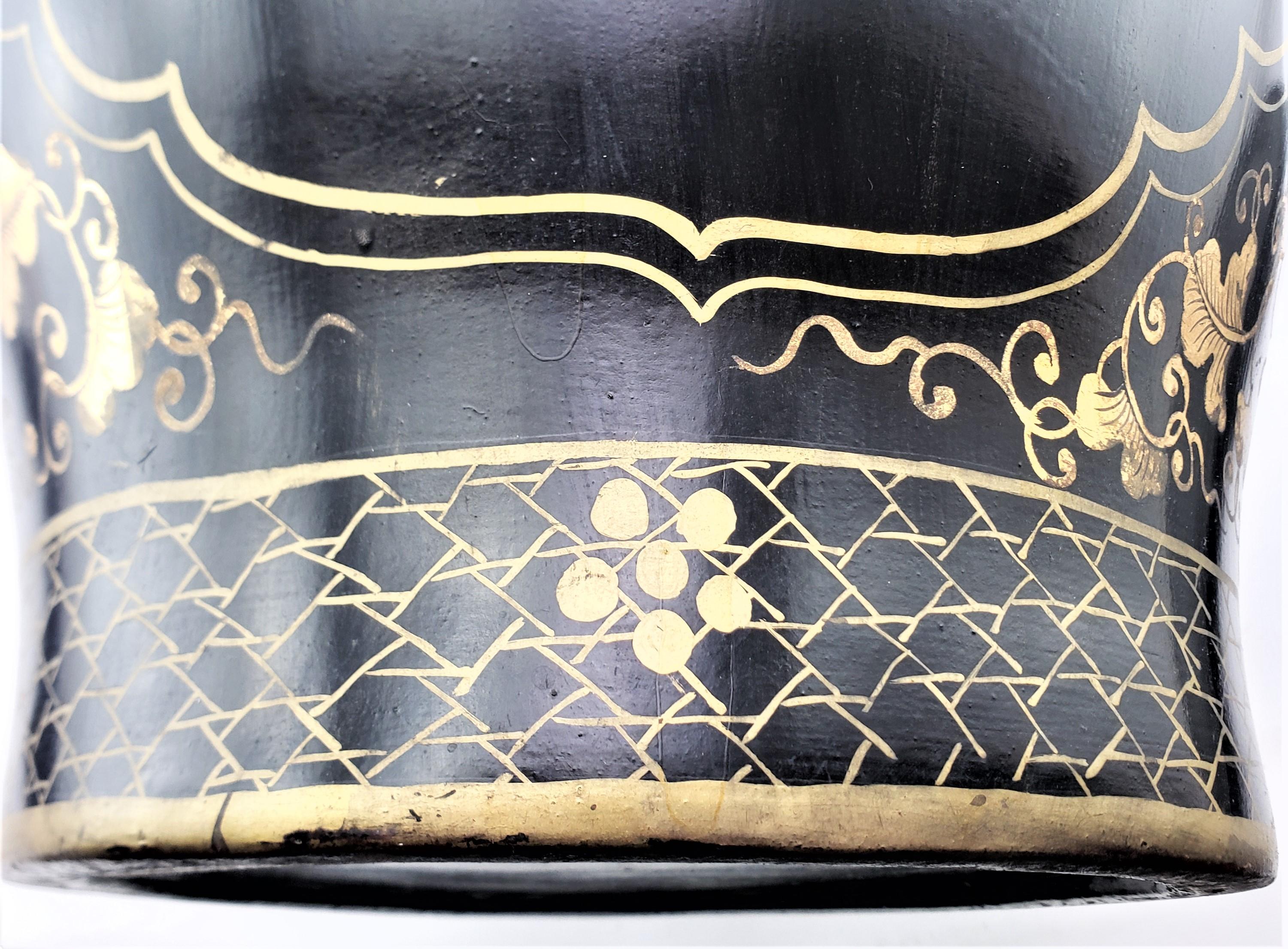 Grand vase de sol chinois ancien en papier mâché avec décorations dorées peintes à la main en vente 1