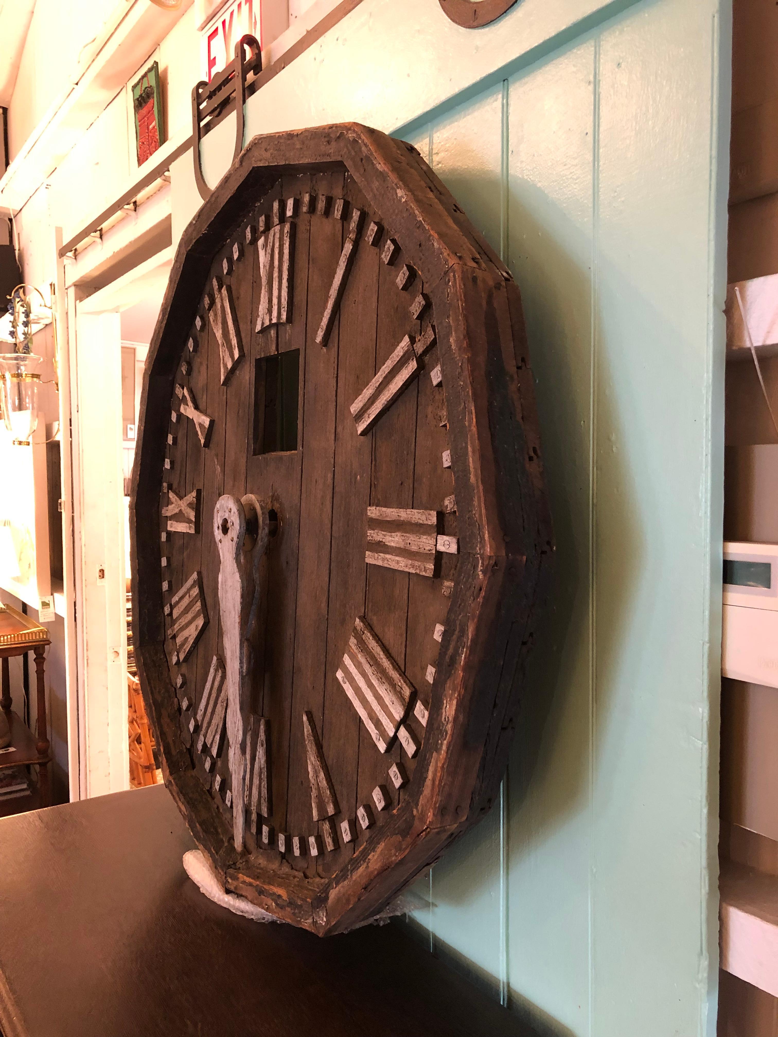 Riesige antike Distressed Reclaimed Holz architektonische Fragment Uhr Gesicht (amerikanisch) im Angebot