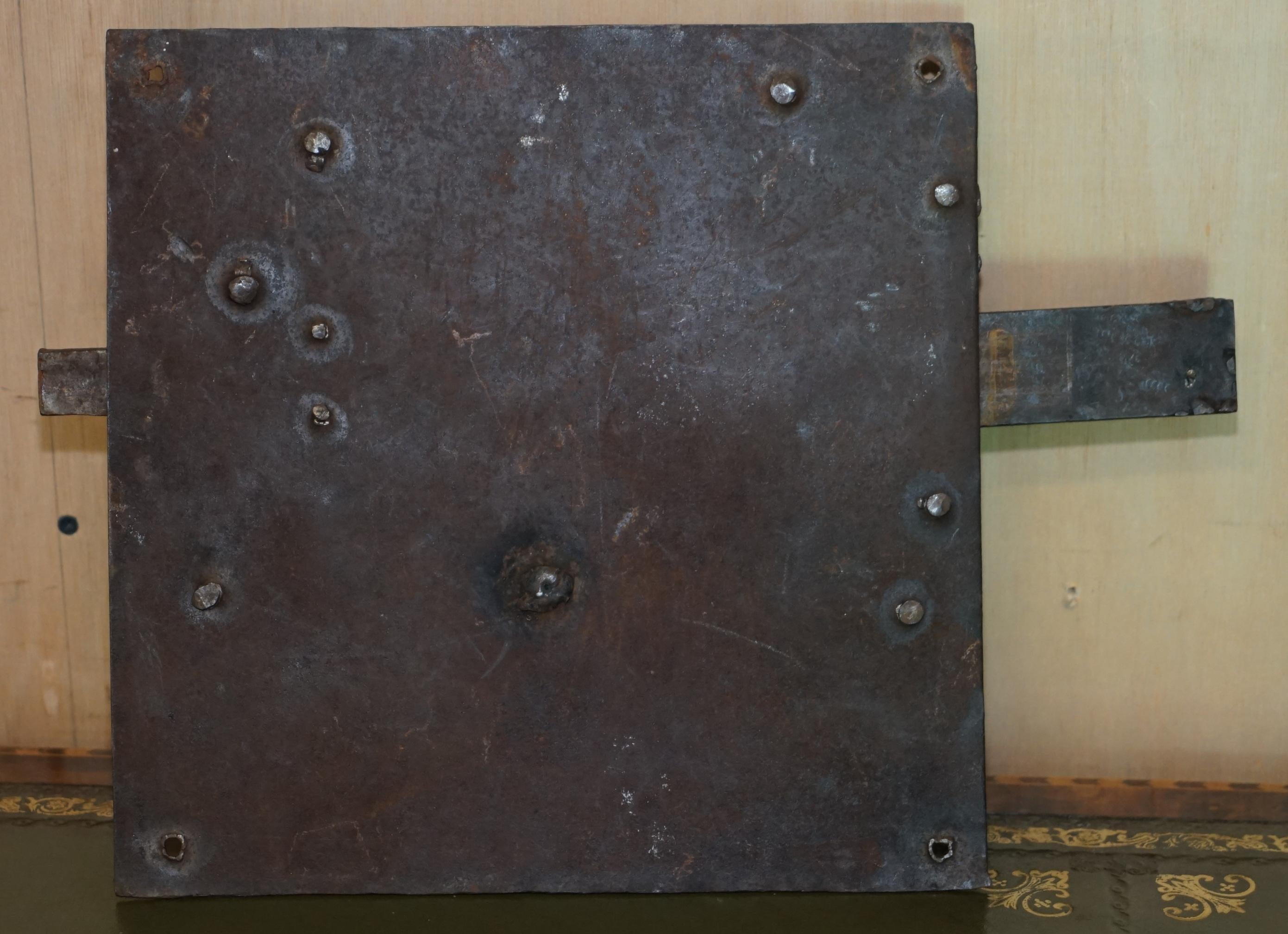 ENORME ANTIGUO SALVAMENTO ARQUITECTÓNICO INGLATERRA DEL SIGLO XVII CERRADURA DE PUERTA LLAVE DE 30CM DE LARGO 2