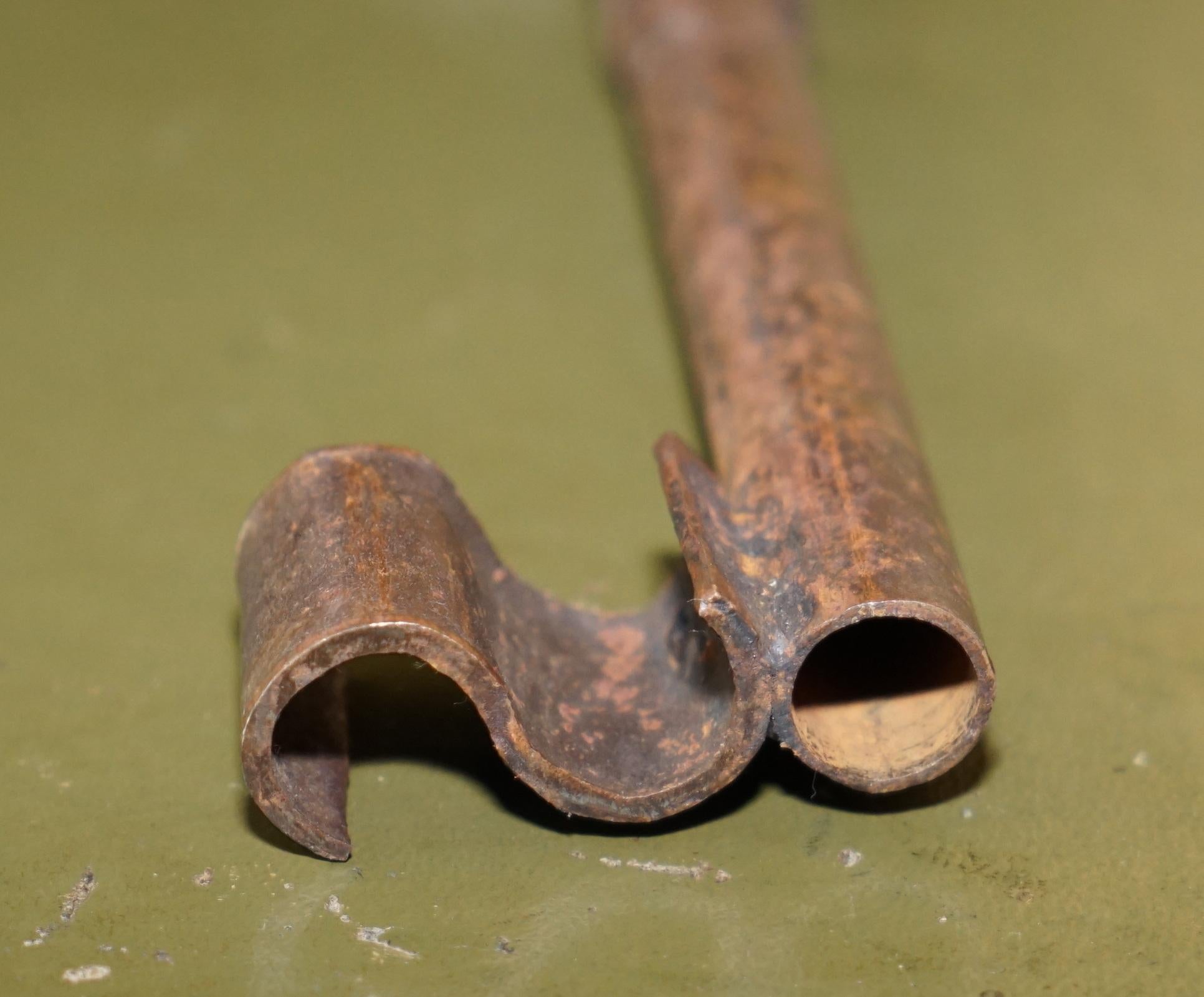 ENORME ANTIGUO SALVAMENTO ARQUITECTÓNICO INGLATERRA DEL SIGLO XVII CERRADURA DE PUERTA LLAVE DE 30CM DE LARGO Carlos II