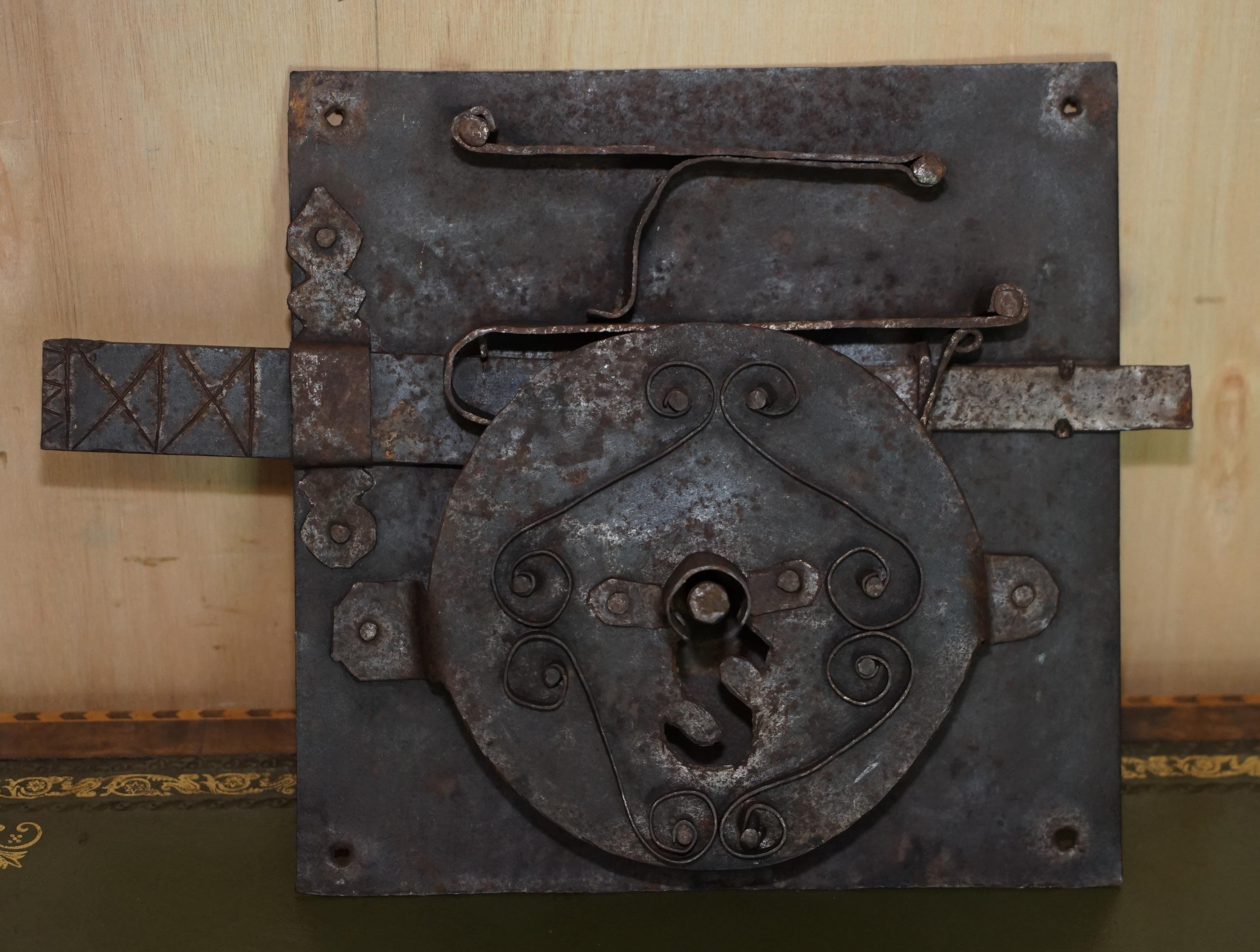 ENORME ANTIGUO SALVAMENTO ARQUITECTÓNICO INGLATERRA DEL SIGLO XVII CERRADURA DE PUERTA LLAVE DE 30CM DE LARGO Inglés