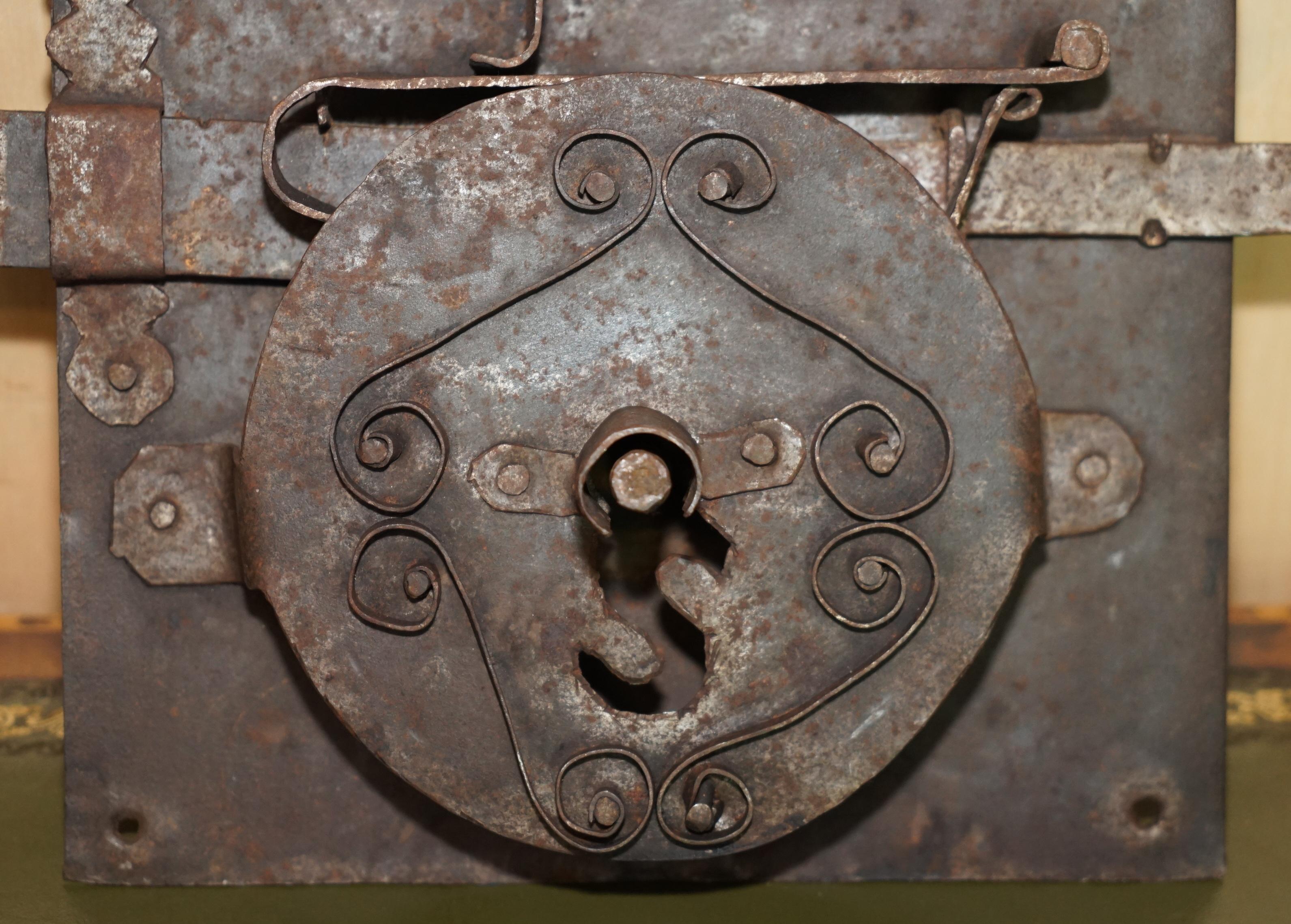 ENORME ANTIGUO SALVAMENTO ARQUITECTÓNICO INGLATERRA DEL SIGLO XVII CERRADURA DE PUERTA LLAVE DE 30CM DE LARGO Hecho a mano