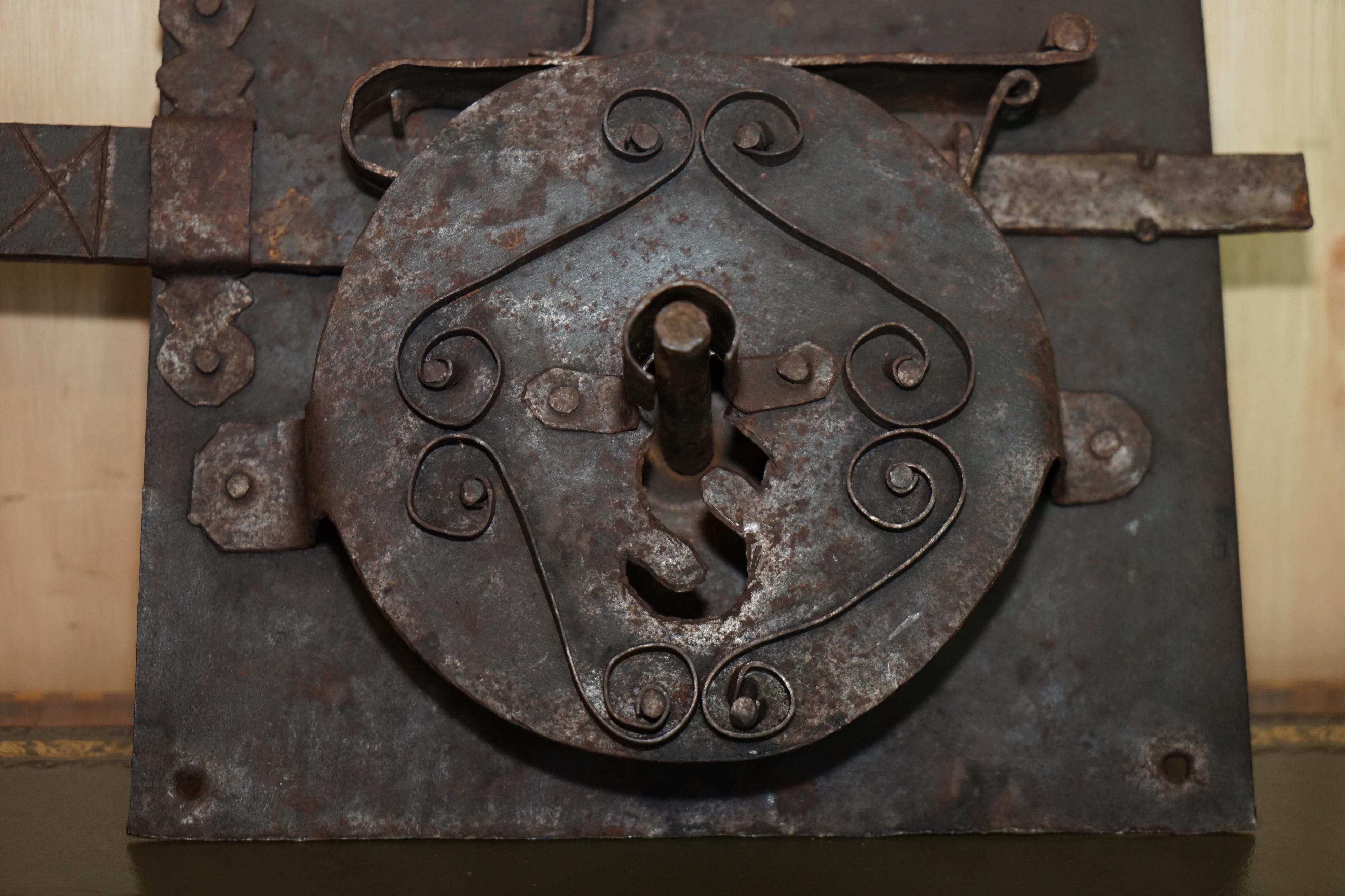 ENORME ANTIGUO SALVAMENTO ARQUITECTÓNICO INGLATERRA DEL SIGLO XVII CERRADURA DE PUERTA LLAVE DE 30CM DE LARGO siglo XVIII y antes