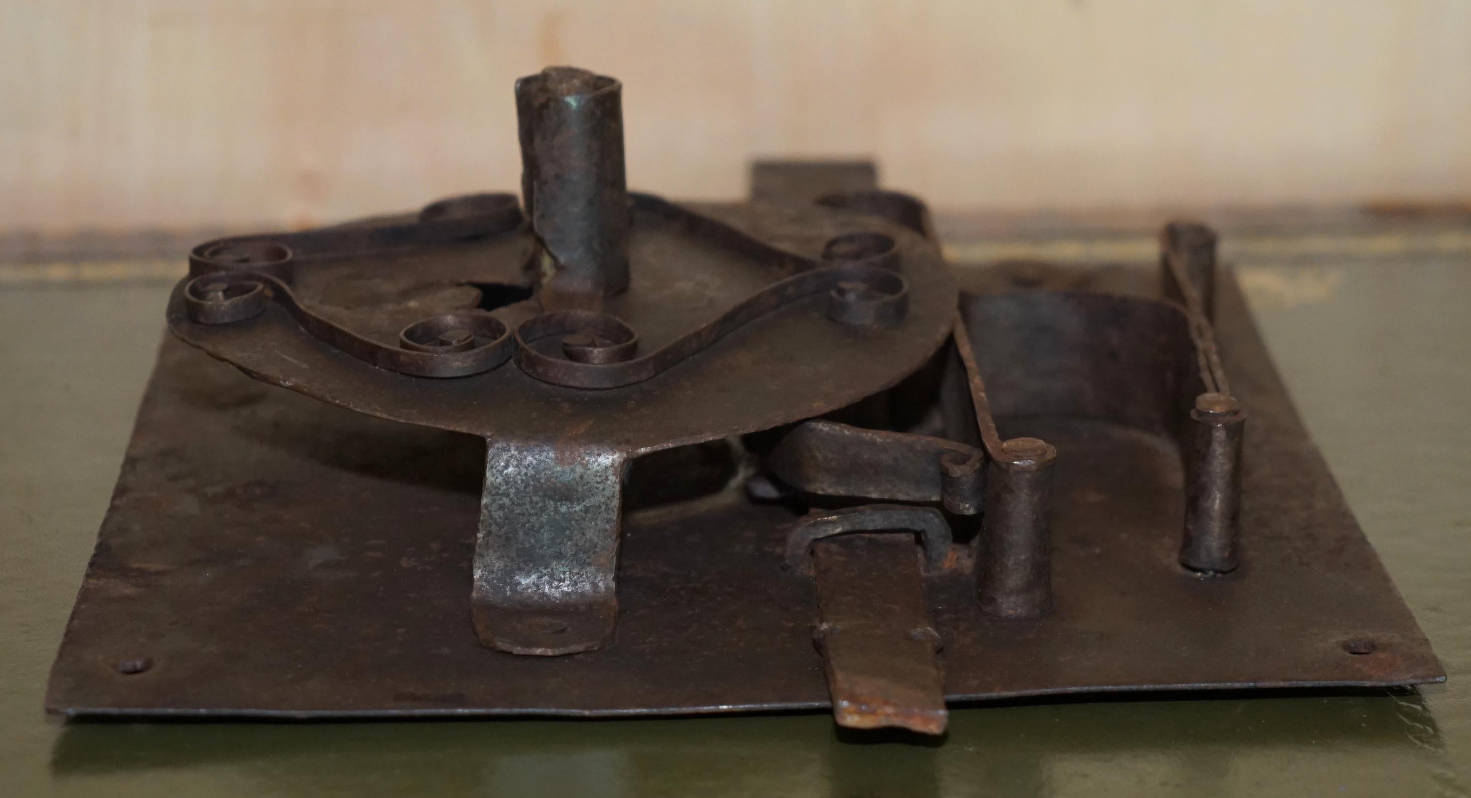 ENORME ANTIGUO SALVAMENTO ARQUITECTÓNICO INGLATERRA DEL SIGLO XVII CERRADURA DE PUERTA LLAVE DE 30CM DE LARGO Hierro