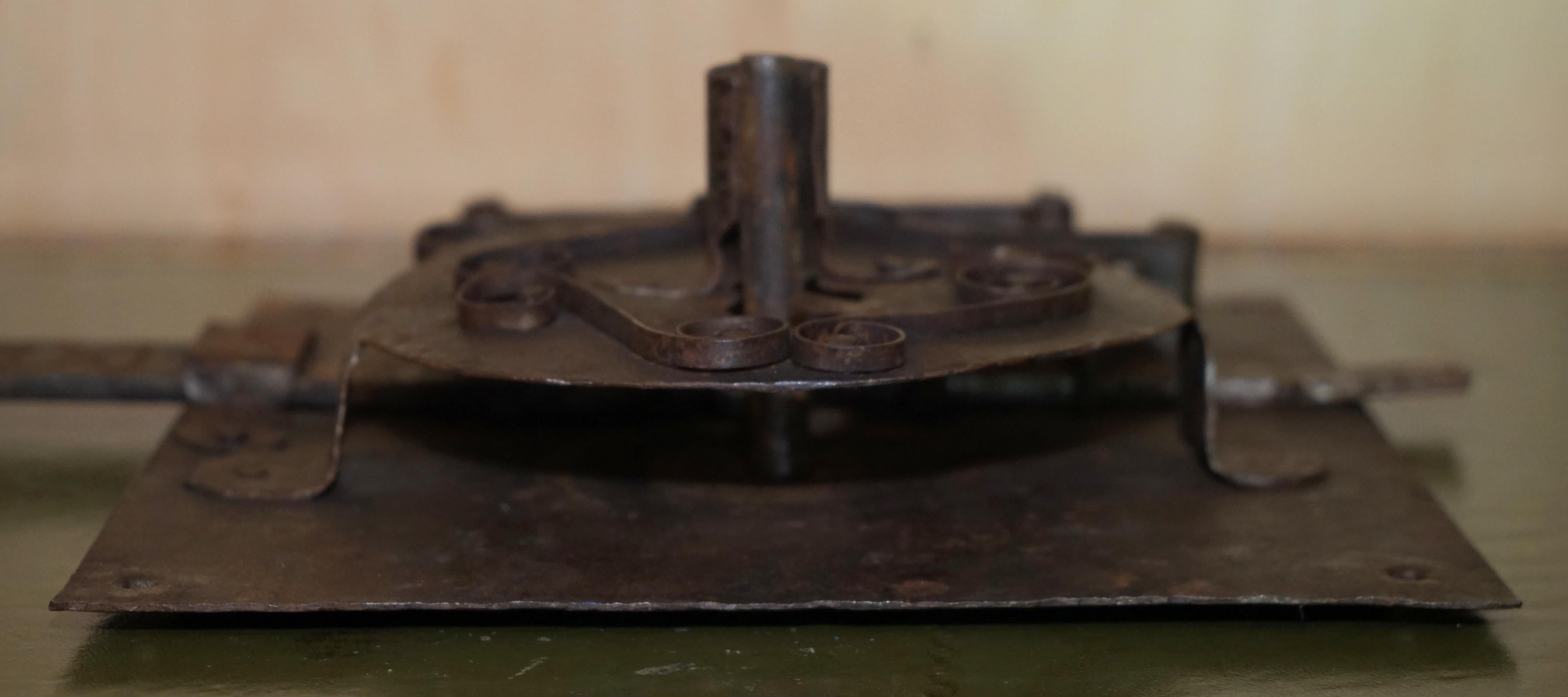 ENORME ANTIGUO SALVAMENTO ARQUITECTÓNICO INGLATERRA DEL SIGLO XVII CERRADURA DE PUERTA LLAVE DE 30CM DE LARGO 1