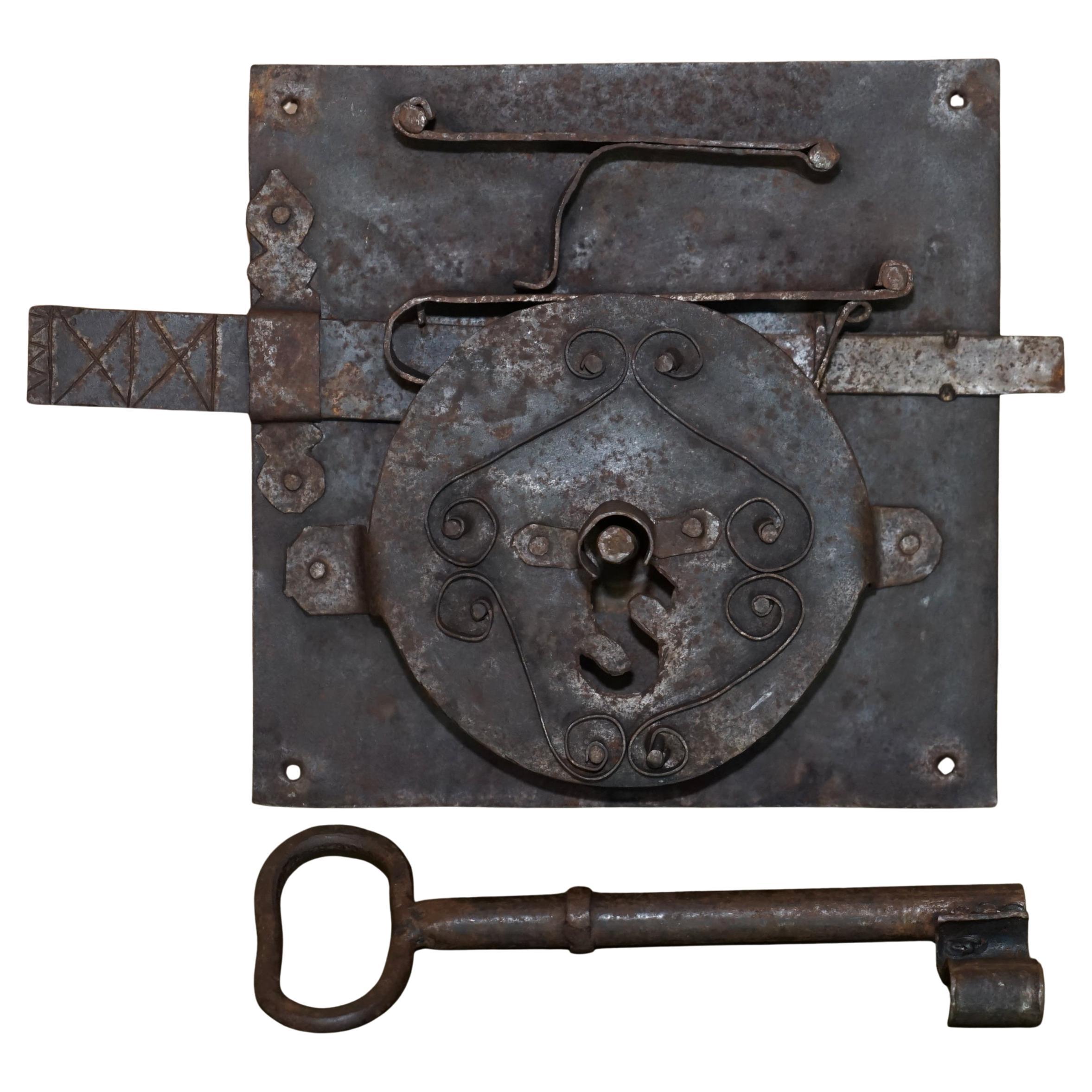 ENORME ANTIGUO SALVAMENTO ARQUITECTÓNICO INGLATERRA DEL SIGLO XVII CERRADURA DE PUERTA LLAVE DE 30CM DE LARGO