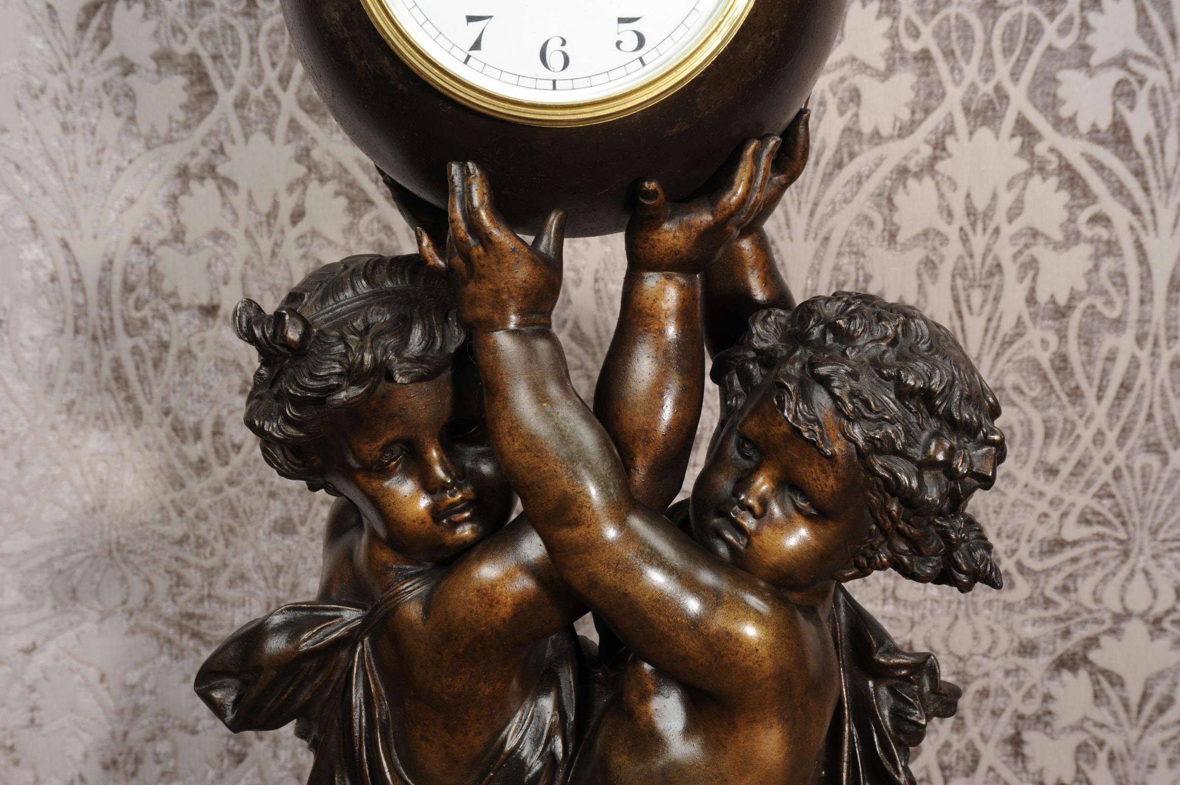 Grande horloge française ancienne, chérubins transportant le temps par Carrier en vente 3