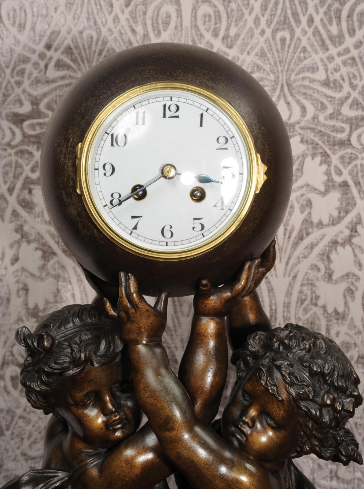 Eine große und prächtige bronzierte Metalluhr des berühmten Bildhauers Albert Ernst Carrier-Belleuse (1824-1887). Zwei wunderschön dargestellte Putten halten die Uhr, die in einer bronzenen Weltkugel montiert ist, auf ihren Fingerspitzen über ihren
