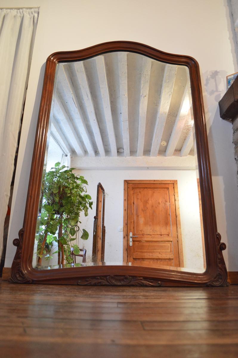-Awesome antique fireplace overmantel mirror.
-Rocaille / Rococo / Louis XV style, circa 1900.
-Mahogany frame carved with leaves and shells.
-Good condition.

Measures: Width 42 inch 
height 64 inch.