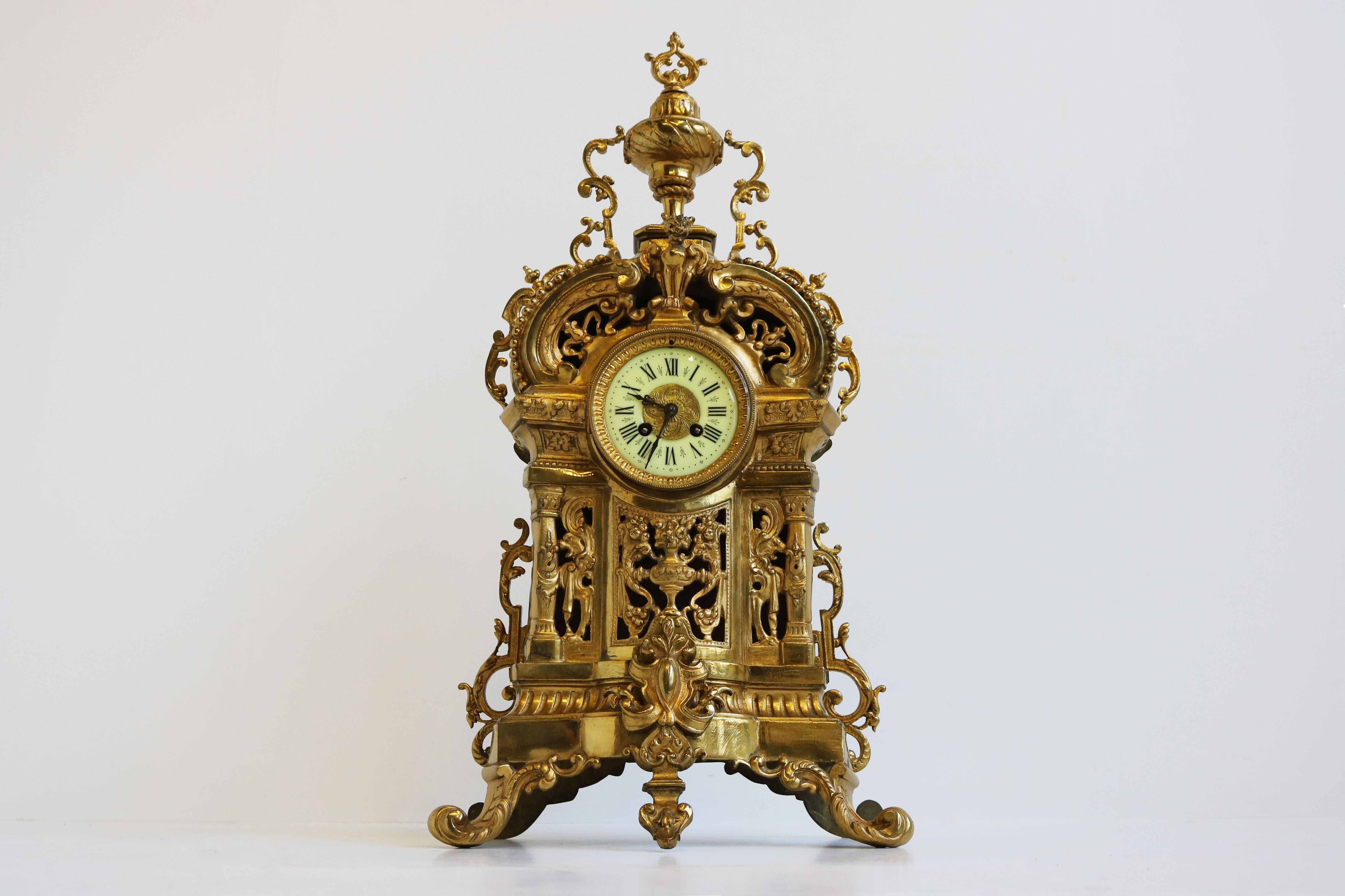 Großes antikes französisches Uhrenset aus vergoldeter Bronze mit Akanthusblättern aus dem 19. Jahrhundert im Angebot 4