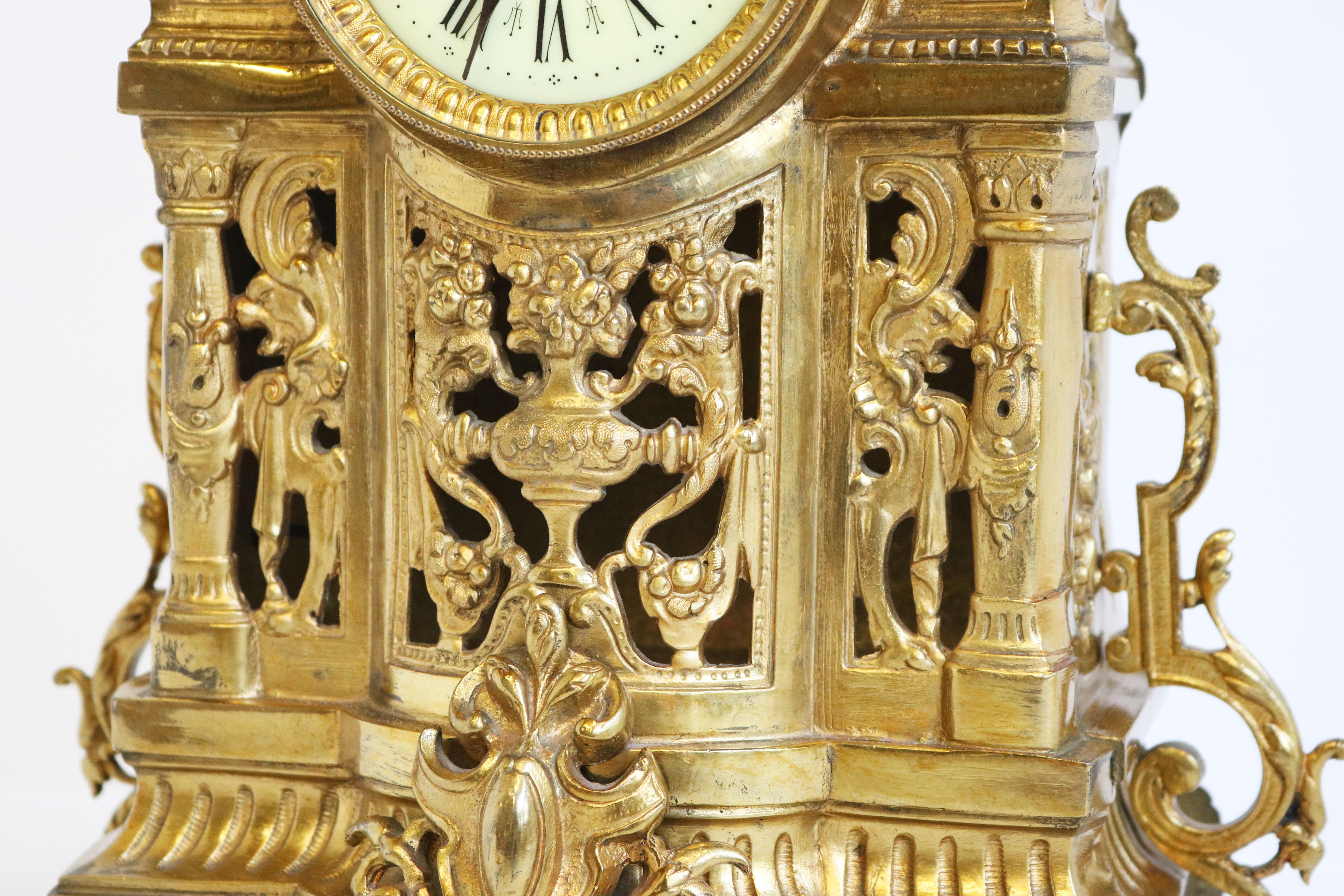 Großes antikes französisches Uhrenset aus vergoldeter Bronze mit Akanthusblättern aus dem 19. Jahrhundert im Angebot 5