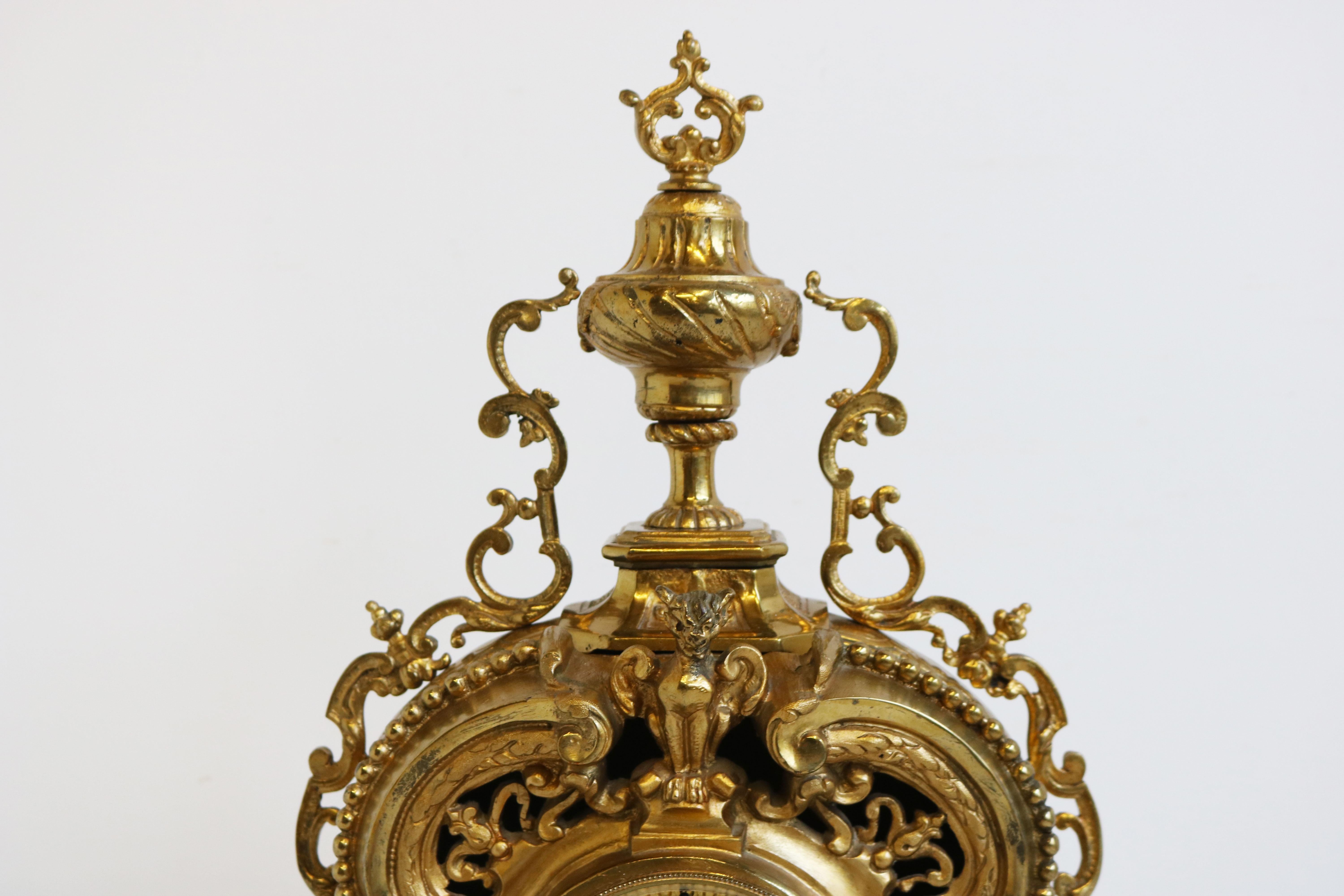Großes antikes französisches Uhrenset aus vergoldeter Bronze mit Akanthusblättern aus dem 19. Jahrhundert im Angebot 7