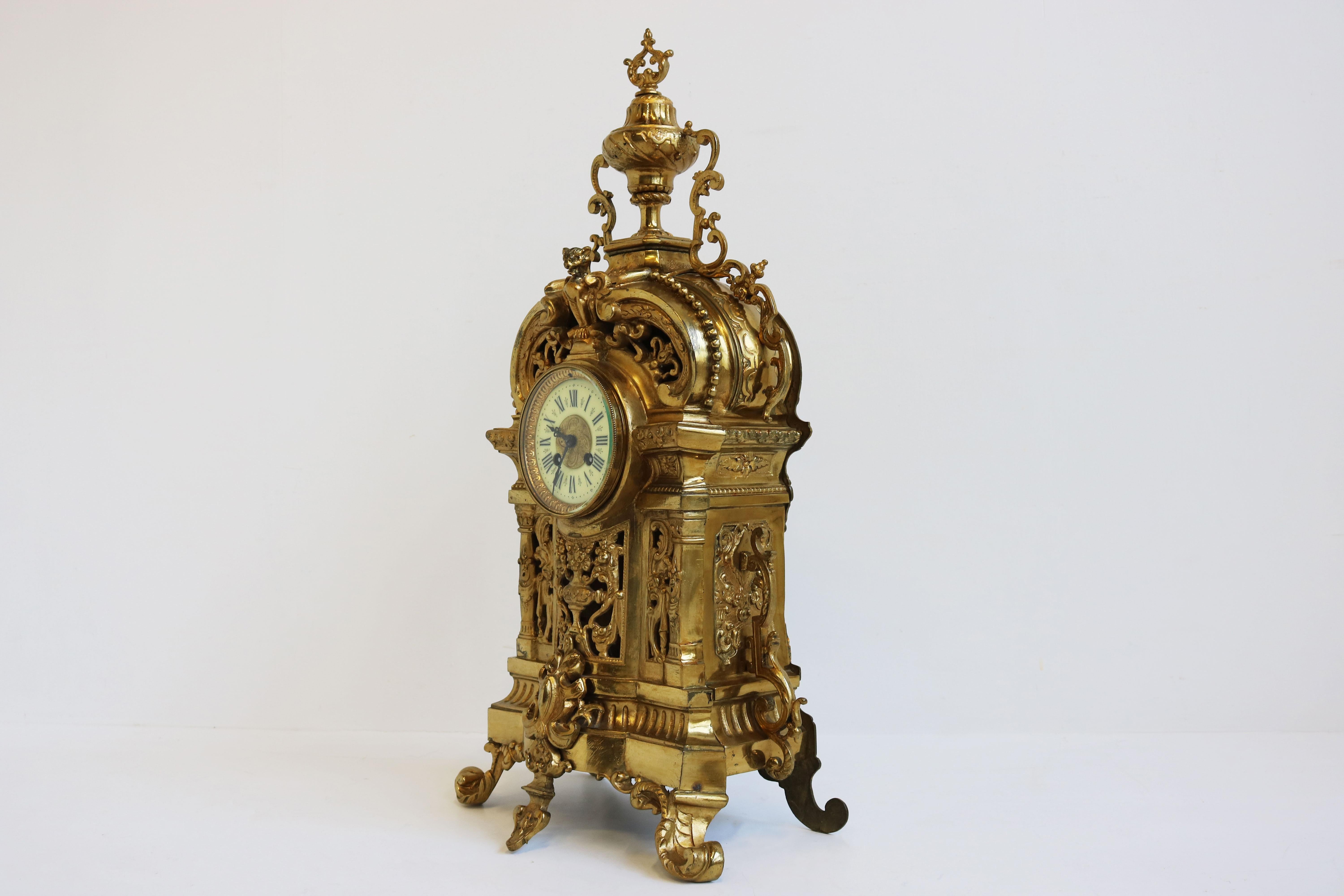 Großes antikes französisches Uhrenset aus vergoldeter Bronze mit Akanthusblättern aus dem 19. Jahrhundert im Angebot 8