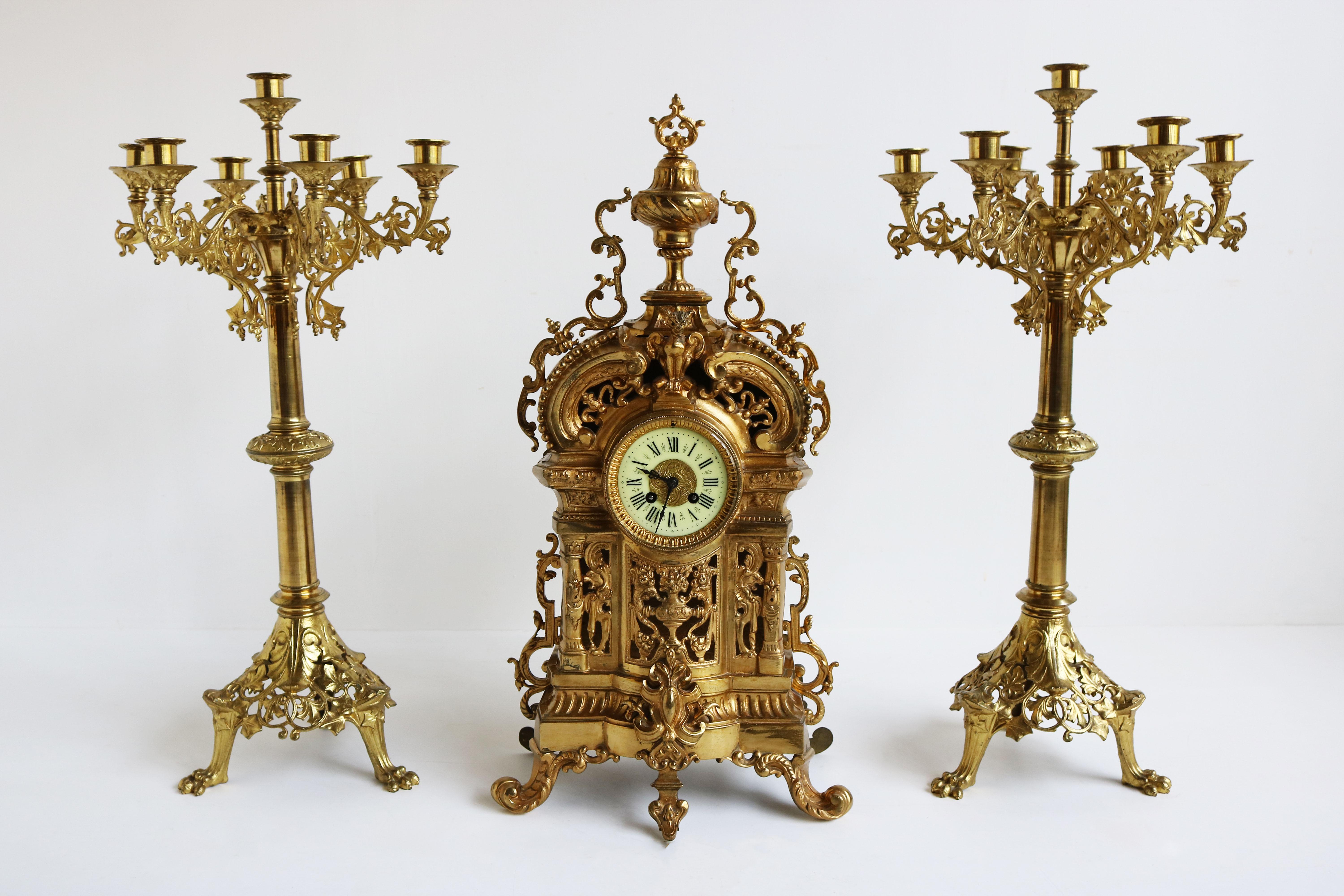 Beeindruckend ist dieses große antike klassische französische Uhrenset aus dem Frankreich des späten 19. Jahrhunderts. 
Die Kandelaber sind riesig und eindrucksvoll mit Akanthusblättern verziert. Sie haben Platz für 7 Kerzen. 
Die Uhr ist