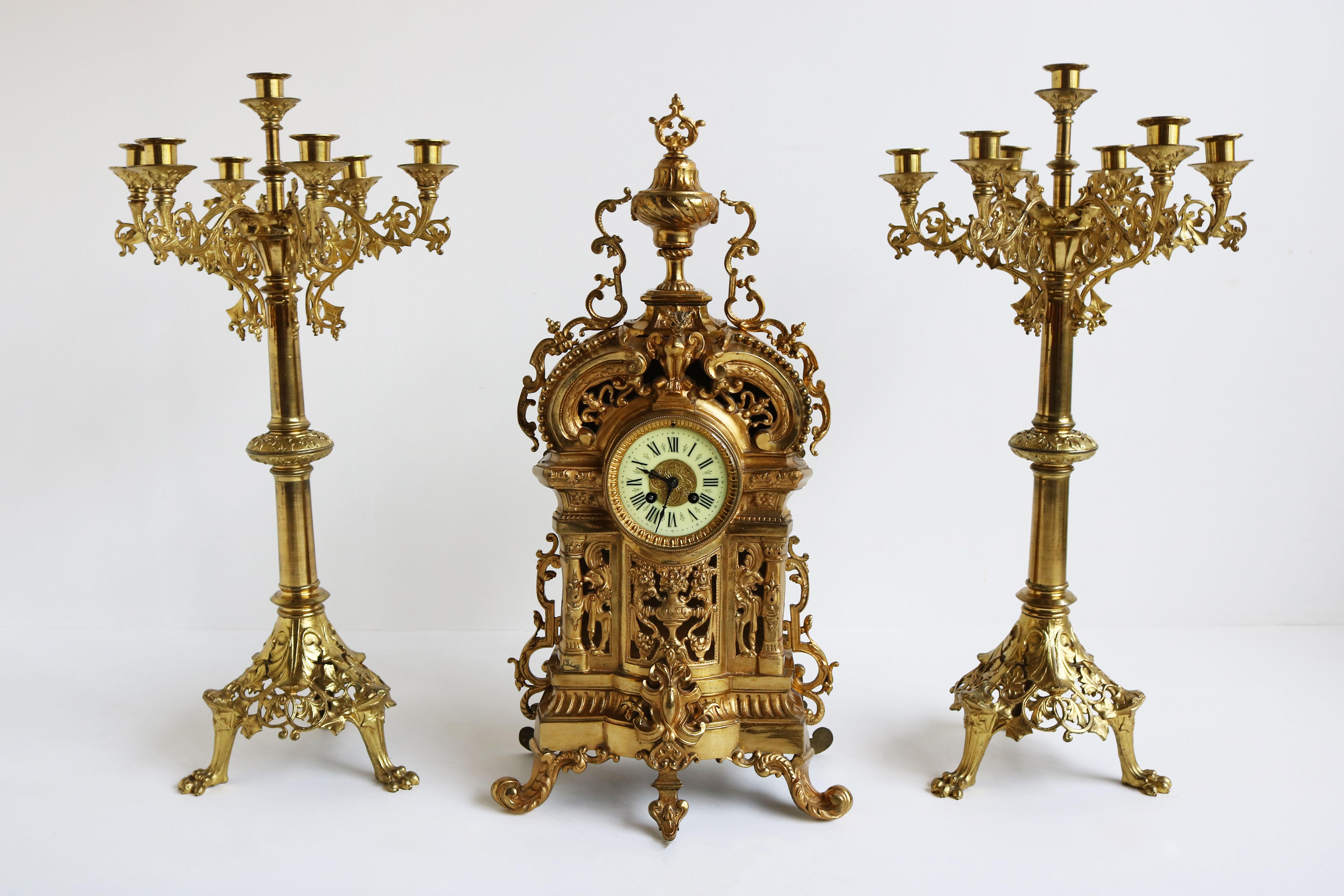 Très impressionnant ce grand set d'horloge classique français de la fin du 19ème siècle. 
Les candélabres sont énormes et décorés de manière impressionnante avec des feuilles d'acanthe. Ils ont de la place pour 7 bougies. 
L'horloge est en état de