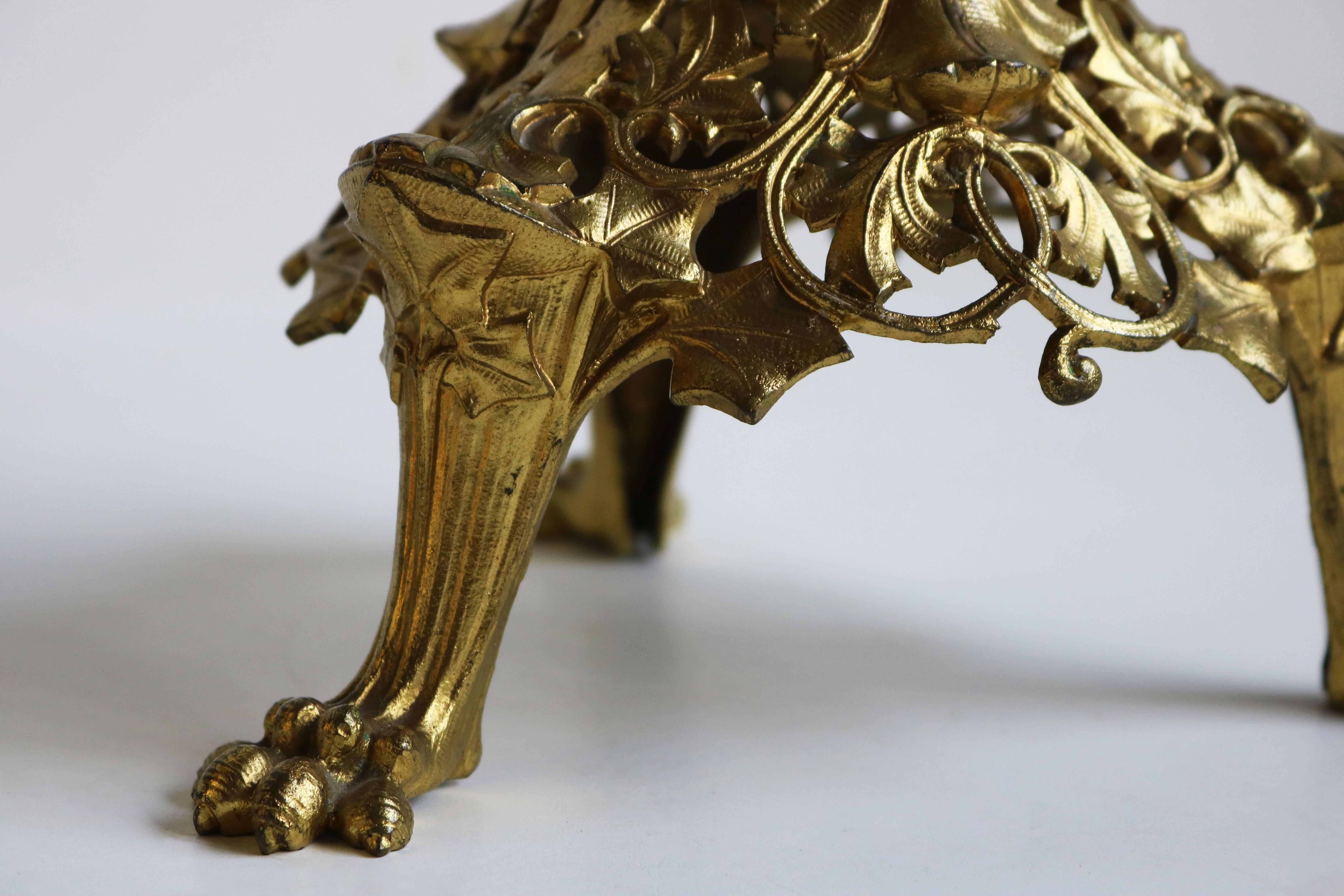 Großes antikes französisches Uhrenset aus vergoldeter Bronze mit Akanthusblättern aus dem 19. Jahrhundert im Zustand „Gut“ im Angebot in Ijzendijke, NL
