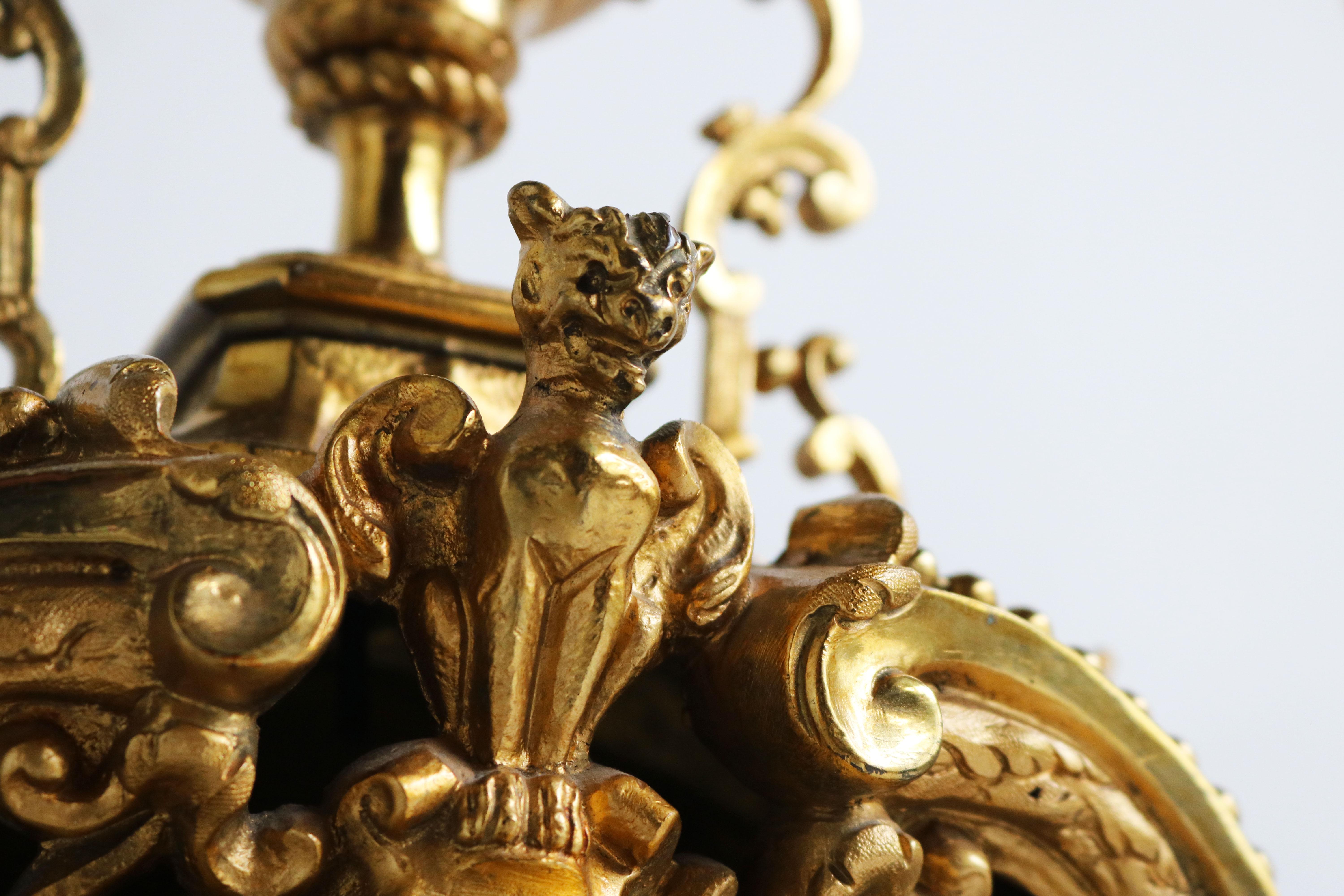 Großes antikes französisches Uhrenset aus vergoldeter Bronze mit Akanthusblättern aus dem 19. Jahrhundert (Messing) im Angebot