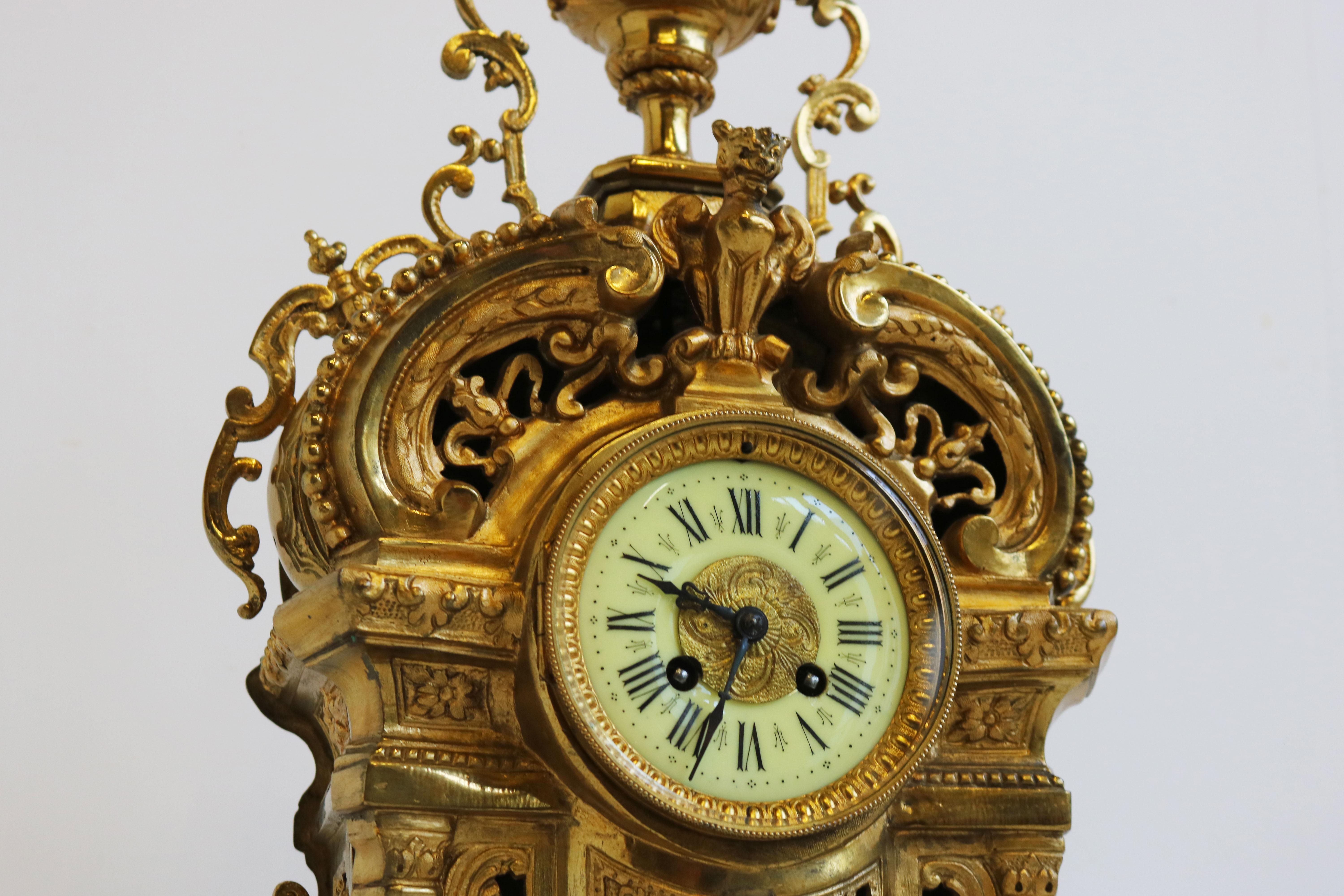 Großes antikes französisches Uhrenset aus vergoldeter Bronze mit Akanthusblättern aus dem 19. Jahrhundert im Angebot 1