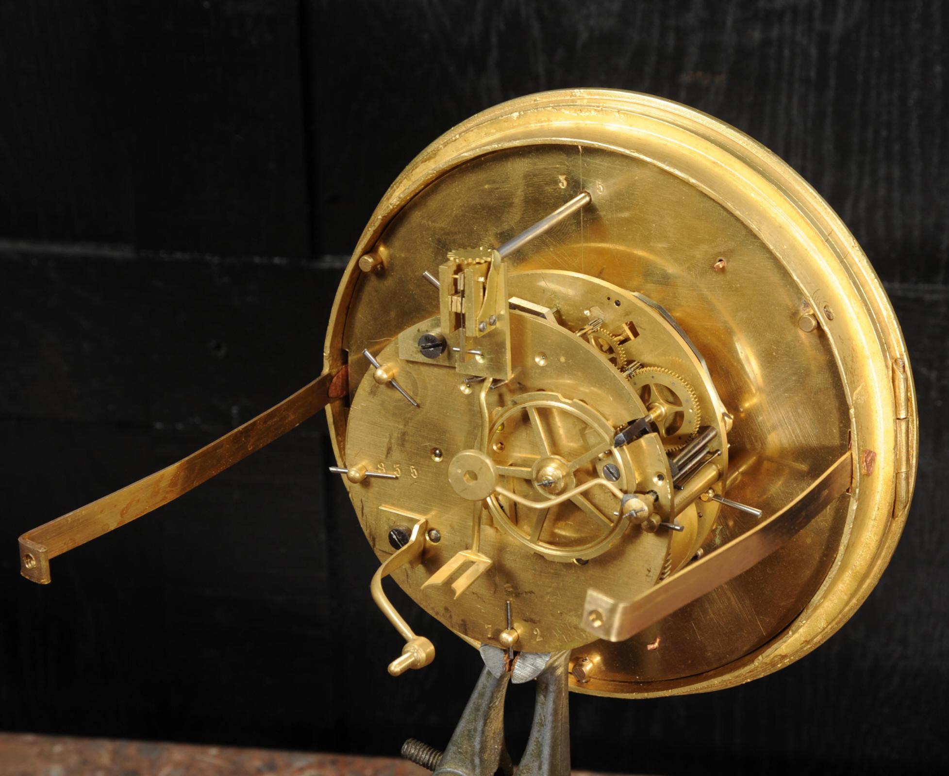 Großes antikes französisches Uhrenset aus vergoldeter Bronze im klassischen Stil im Angebot 11