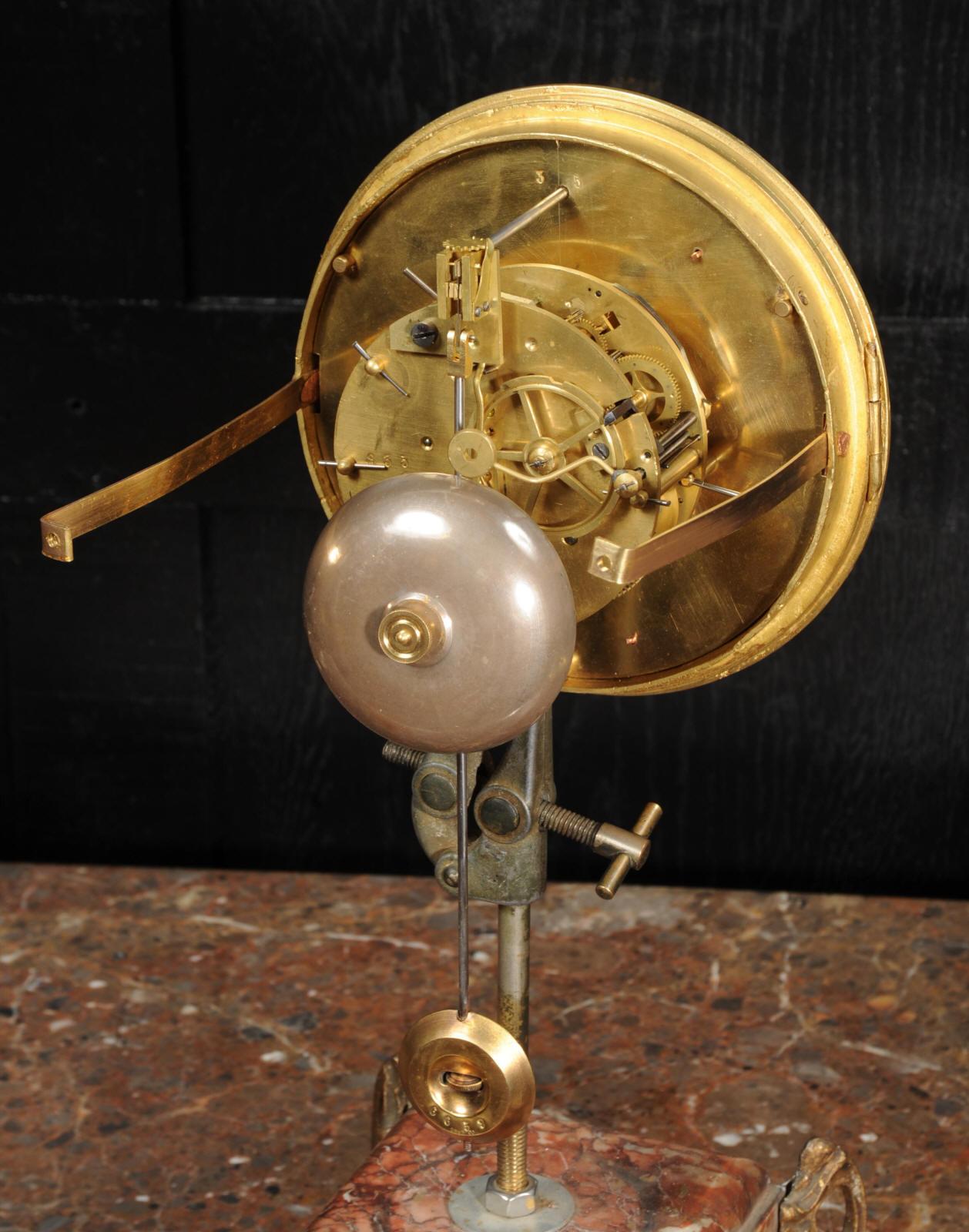 Großes antikes französisches Uhrenset aus vergoldeter Bronze im klassischen Stil im Angebot 12