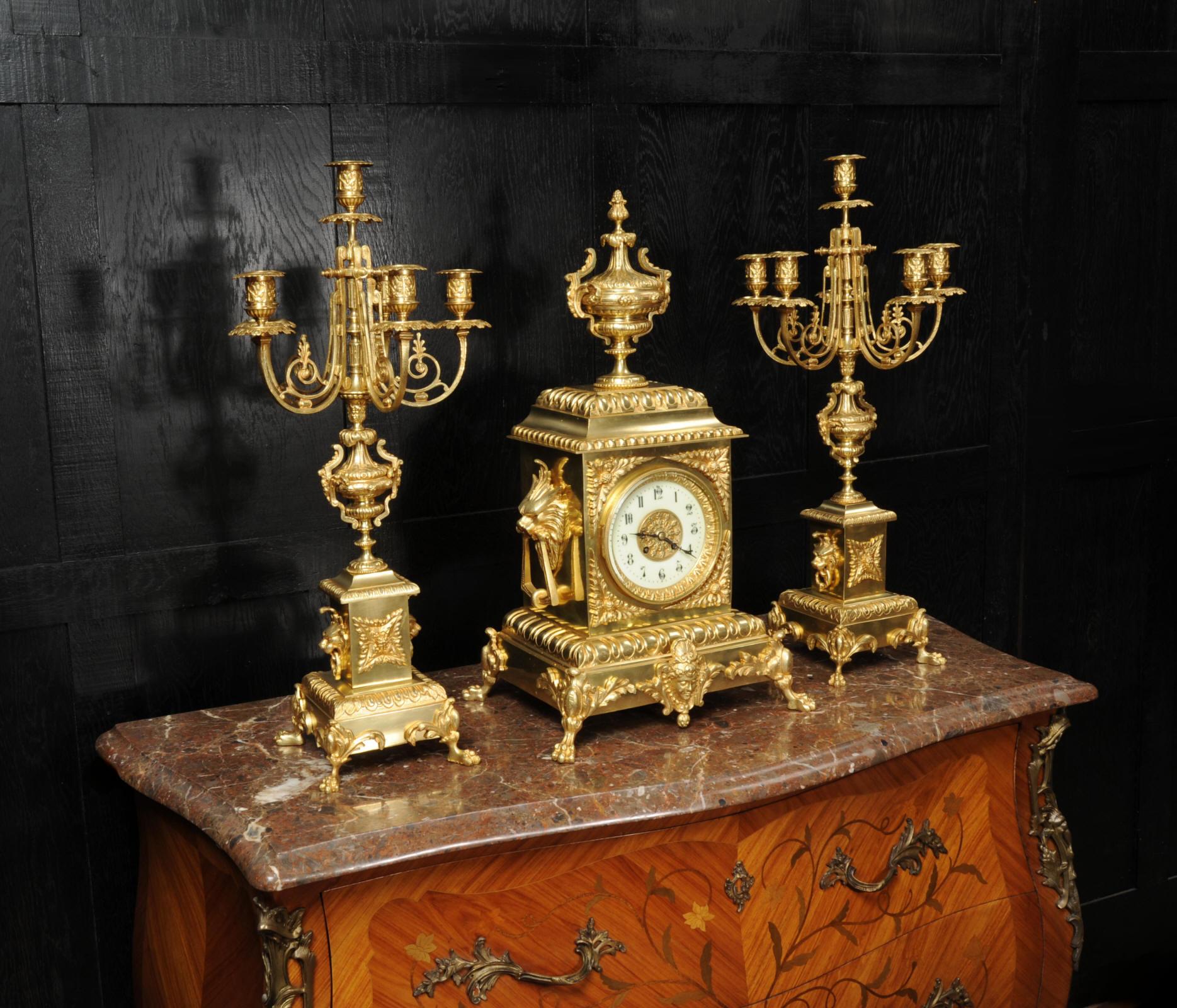 Großes antikes französisches Uhrenset aus vergoldeter Bronze im klassischen Stil (Französisch) im Angebot