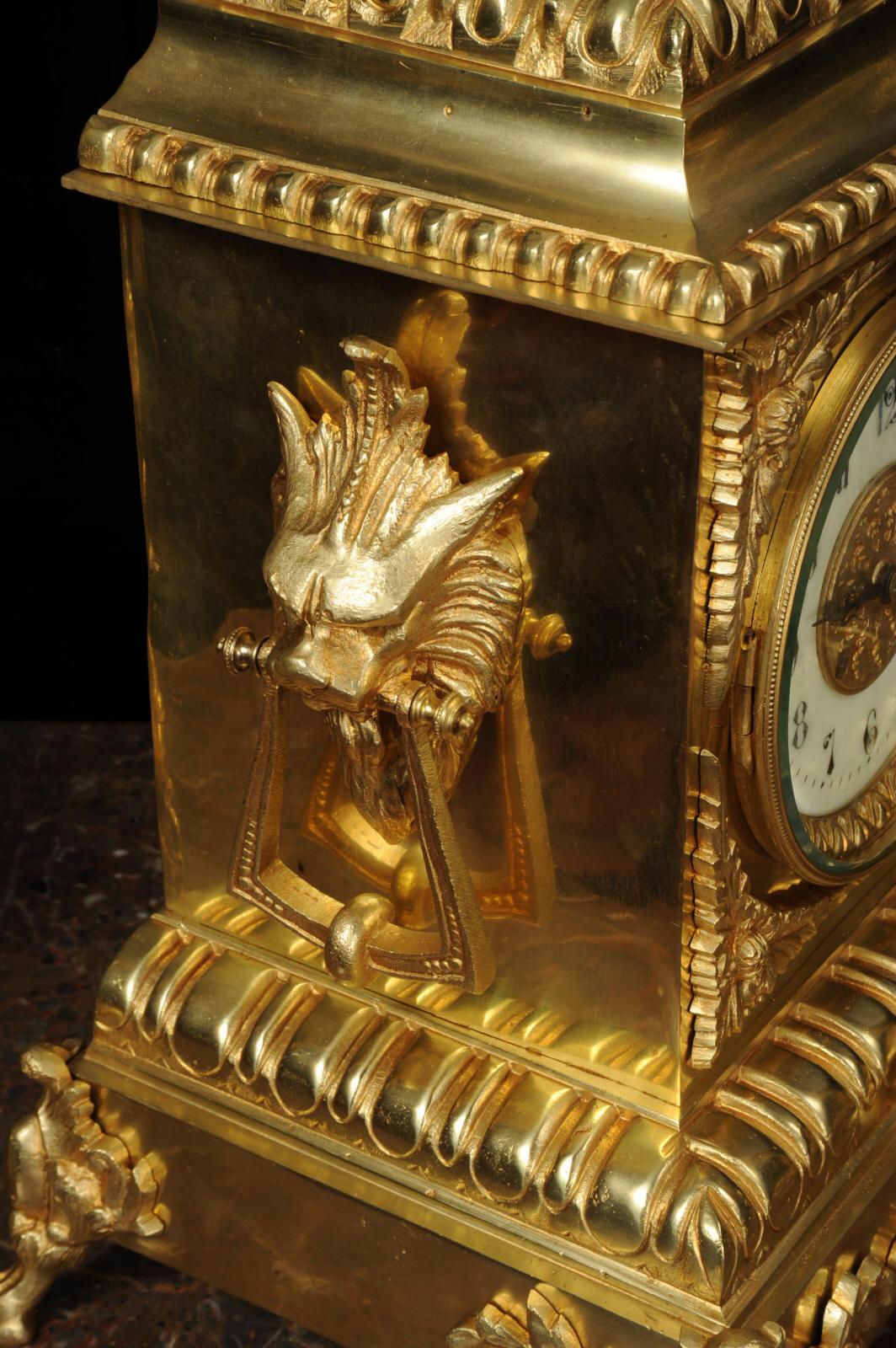 Großes antikes französisches Uhrenset aus vergoldeter Bronze im klassischen Stil (Vergoldet) im Angebot