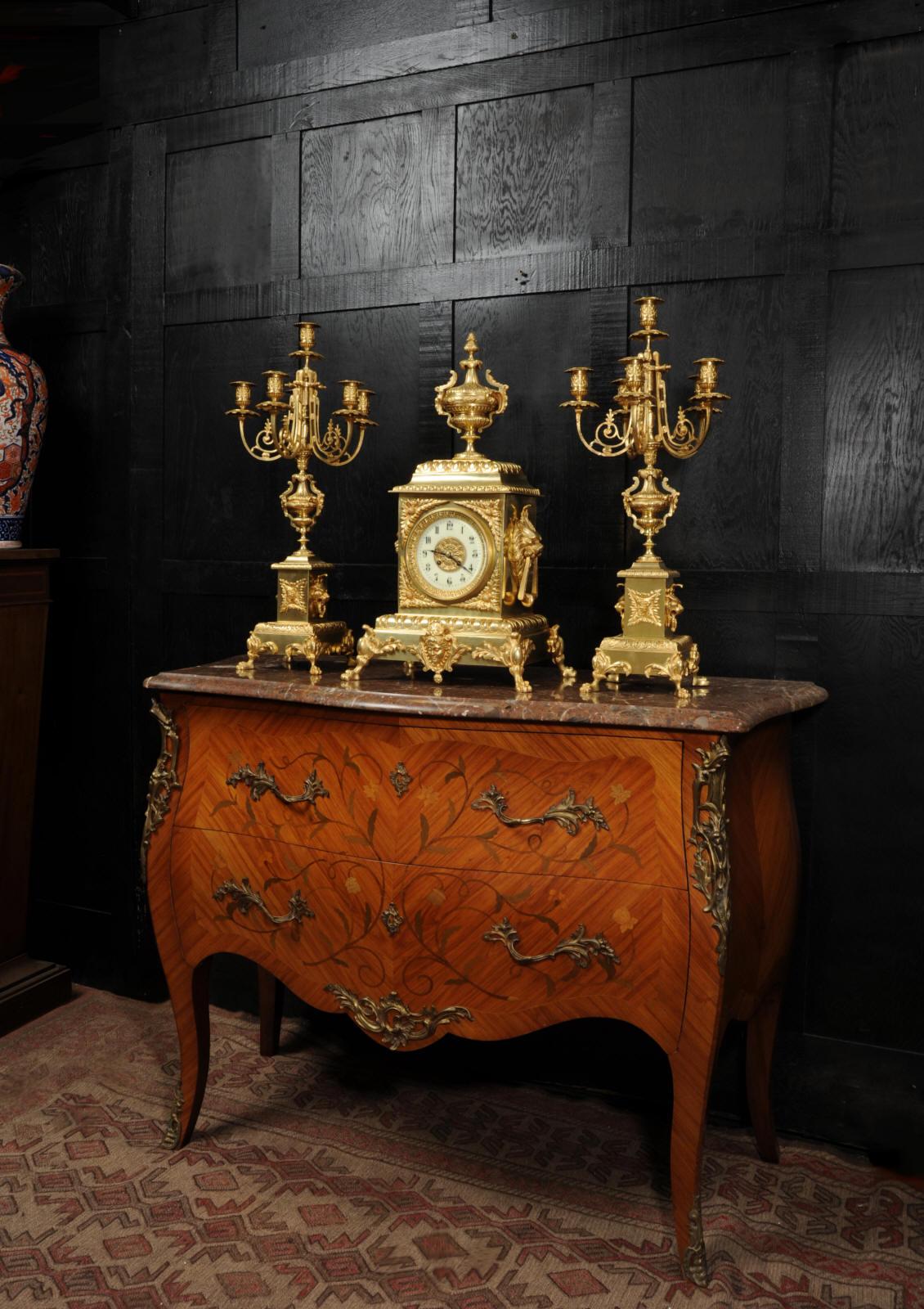 Großes antikes französisches Uhrenset aus vergoldeter Bronze im klassischen Stil im Angebot 1