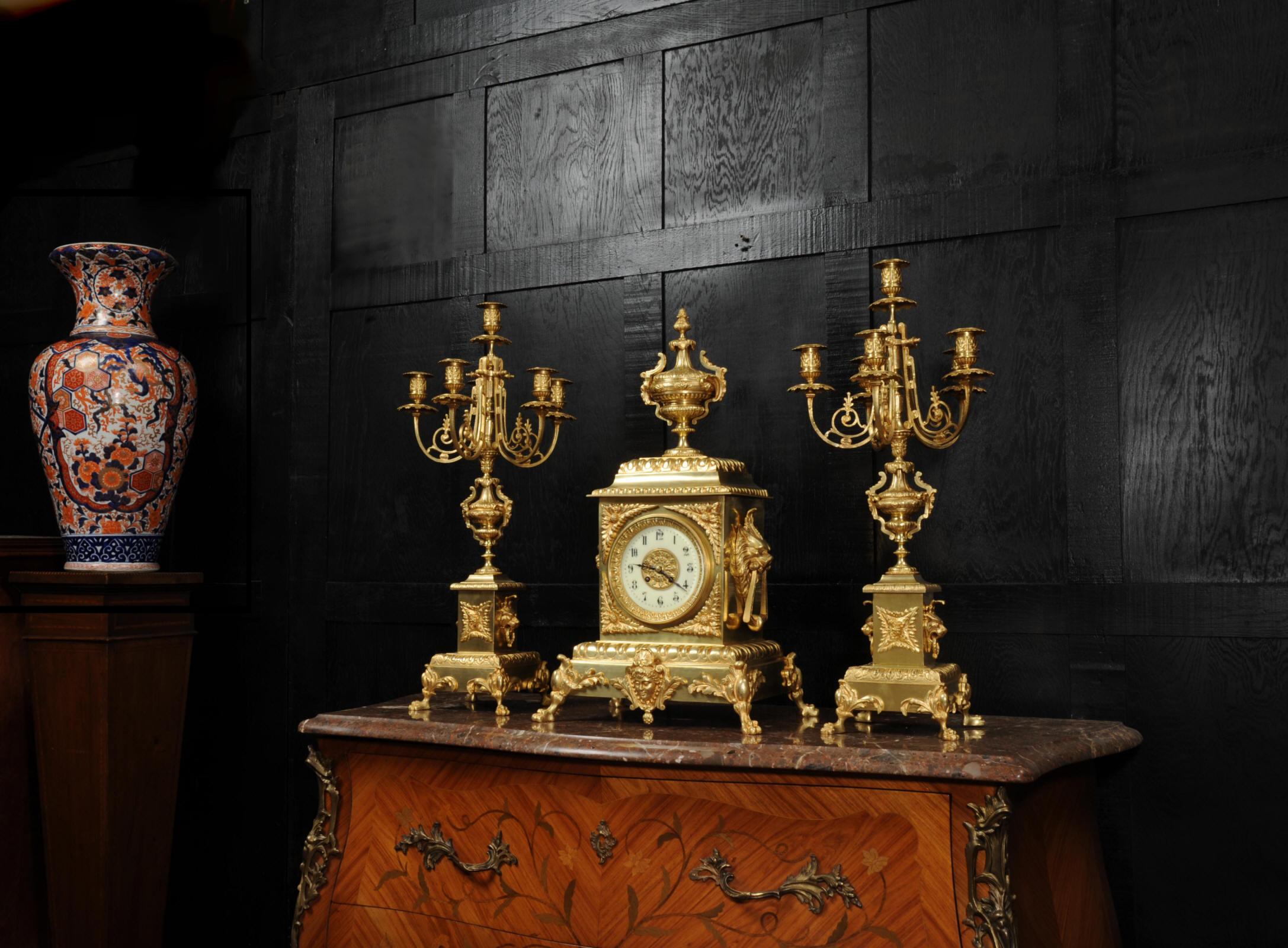Großes antikes französisches Uhrenset aus vergoldeter Bronze im klassischen Stil im Angebot 2