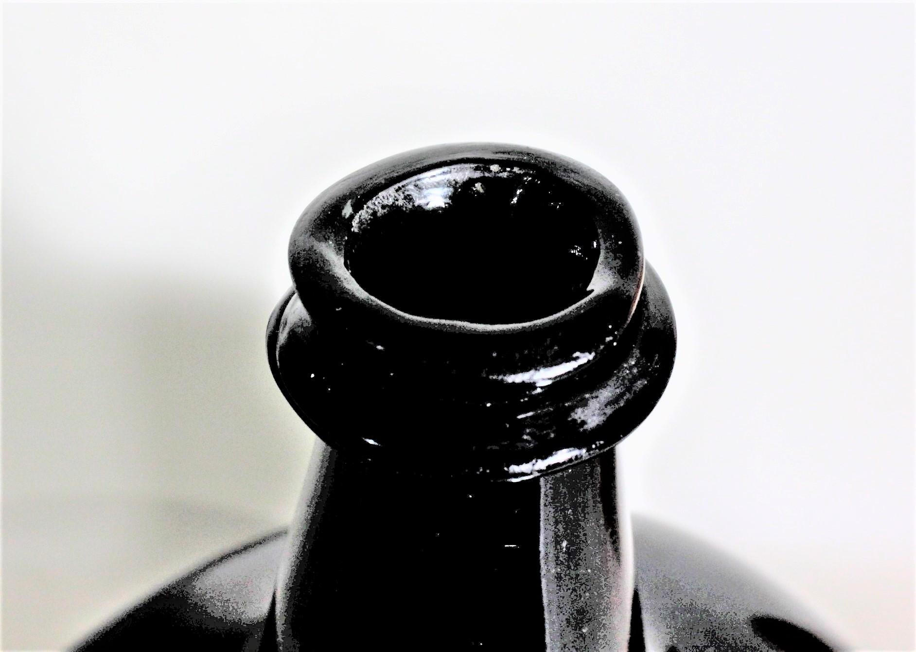 Verre brun Grande bouteille de vin ou de spiritueux ancienne soufflée à la main et formée d'un vert profond en vente