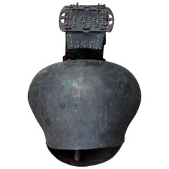 Énorme cloche de vache ancienne en cuir et métal