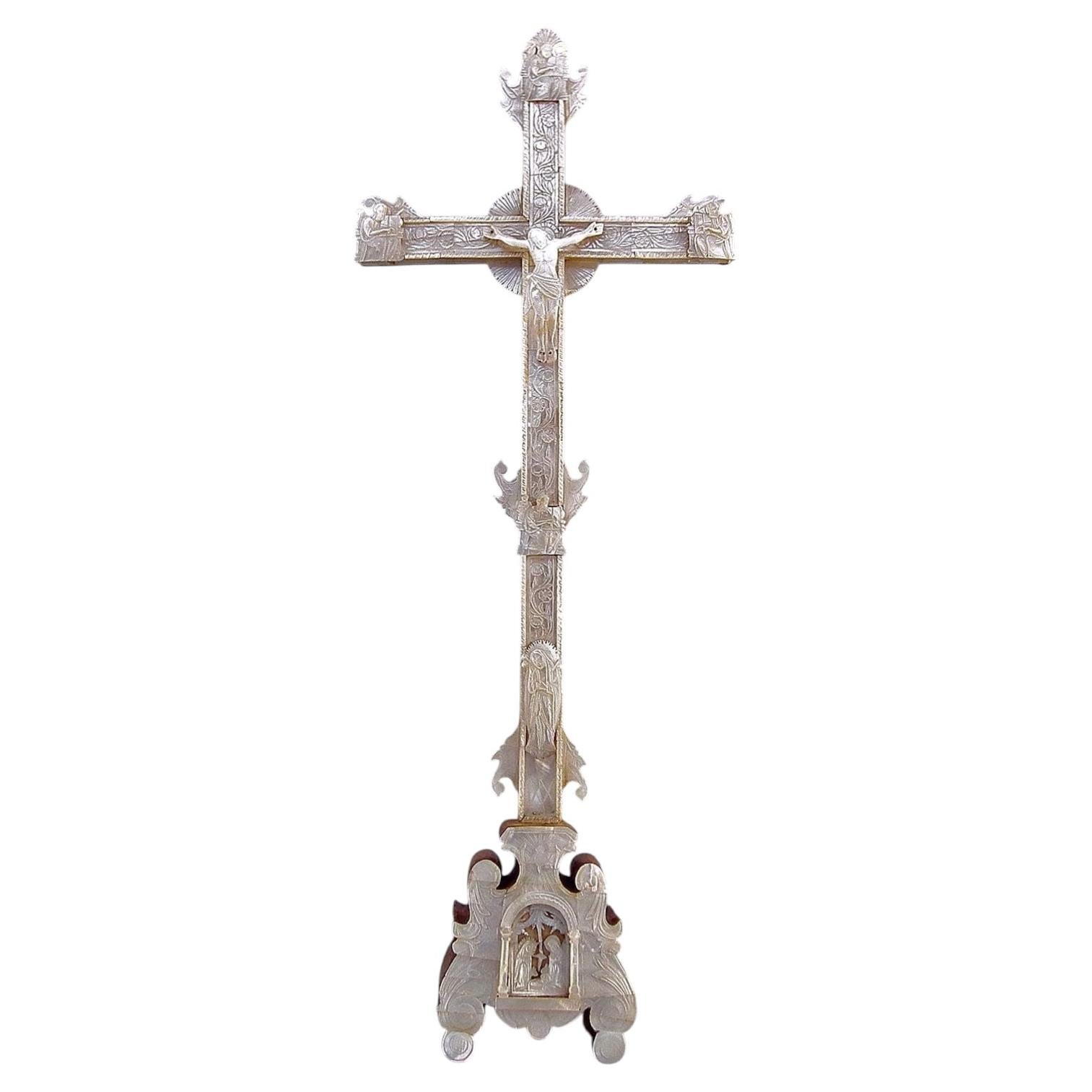 Immense crucifix ancien en nacre et bois d'olivier, Jérusalem