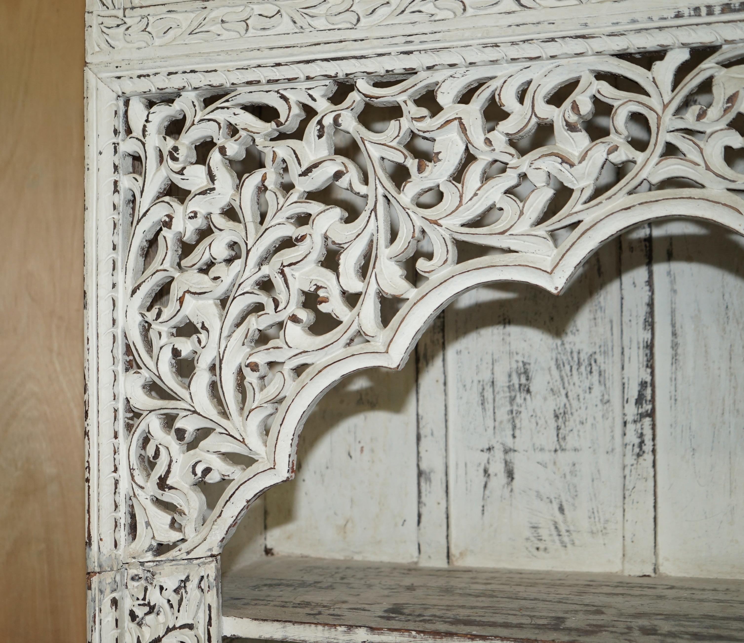 Großes offenes Bücherregal mit antiker Originalfarbe aus massivem Hartholz, Anglo-indisch geschnitzt (Handgefertigt) im Angebot
