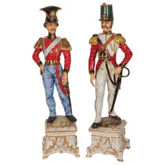 Grande paire de soldats italiens anciens en porcelaine