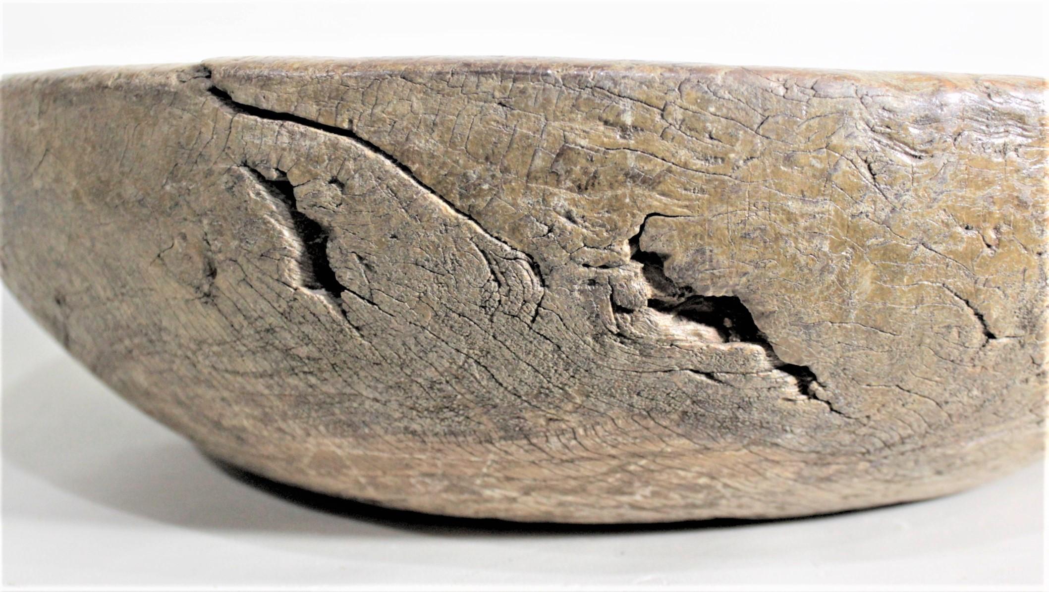 Grand bol ancien en bois dur sculpté d'art populaire scandinave avec poignée en bois massif en vente 3