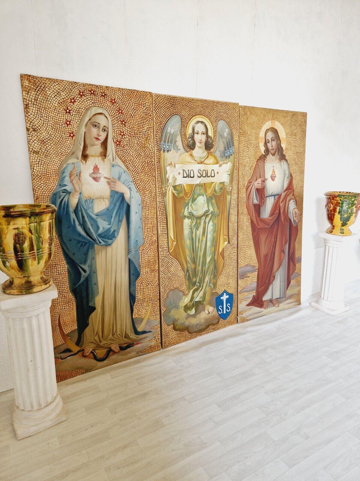 Ce triptyque exquis présente trois peintures étonnantes sur un thème religieux. Le fond doré ajoute une touche d'élégance à cette pièce, qui ne manquera pas de faire sensation dans n'importe quelle maison. Créées au 19e siècle, les grandes peintures